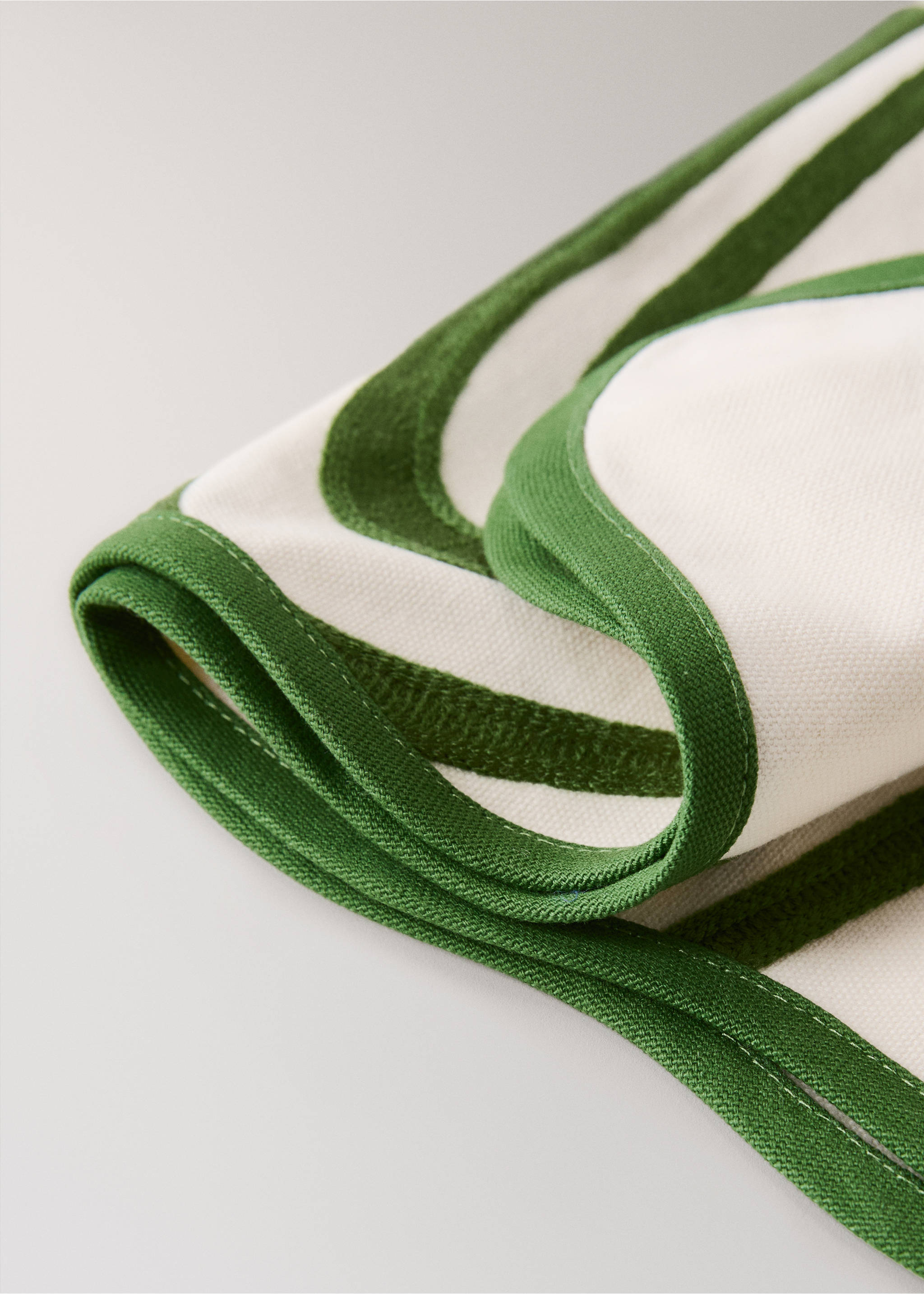 Serviette en coton brodé avec ondulations - Détail de l'article 2, Vert. Ref: 17041291-00.