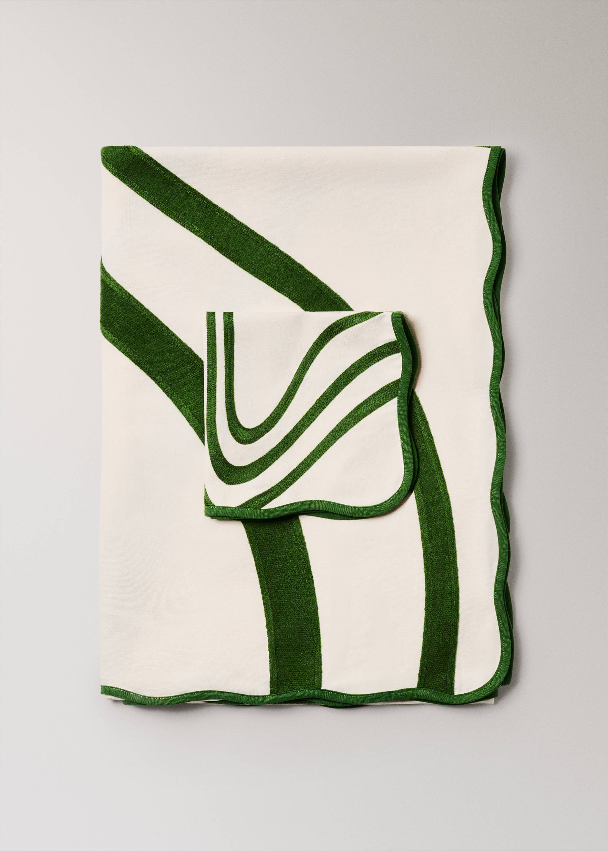 Serviette en coton brodé avec ondulations - Détail de l'article 3, Vert. Ref: 17041291-00.