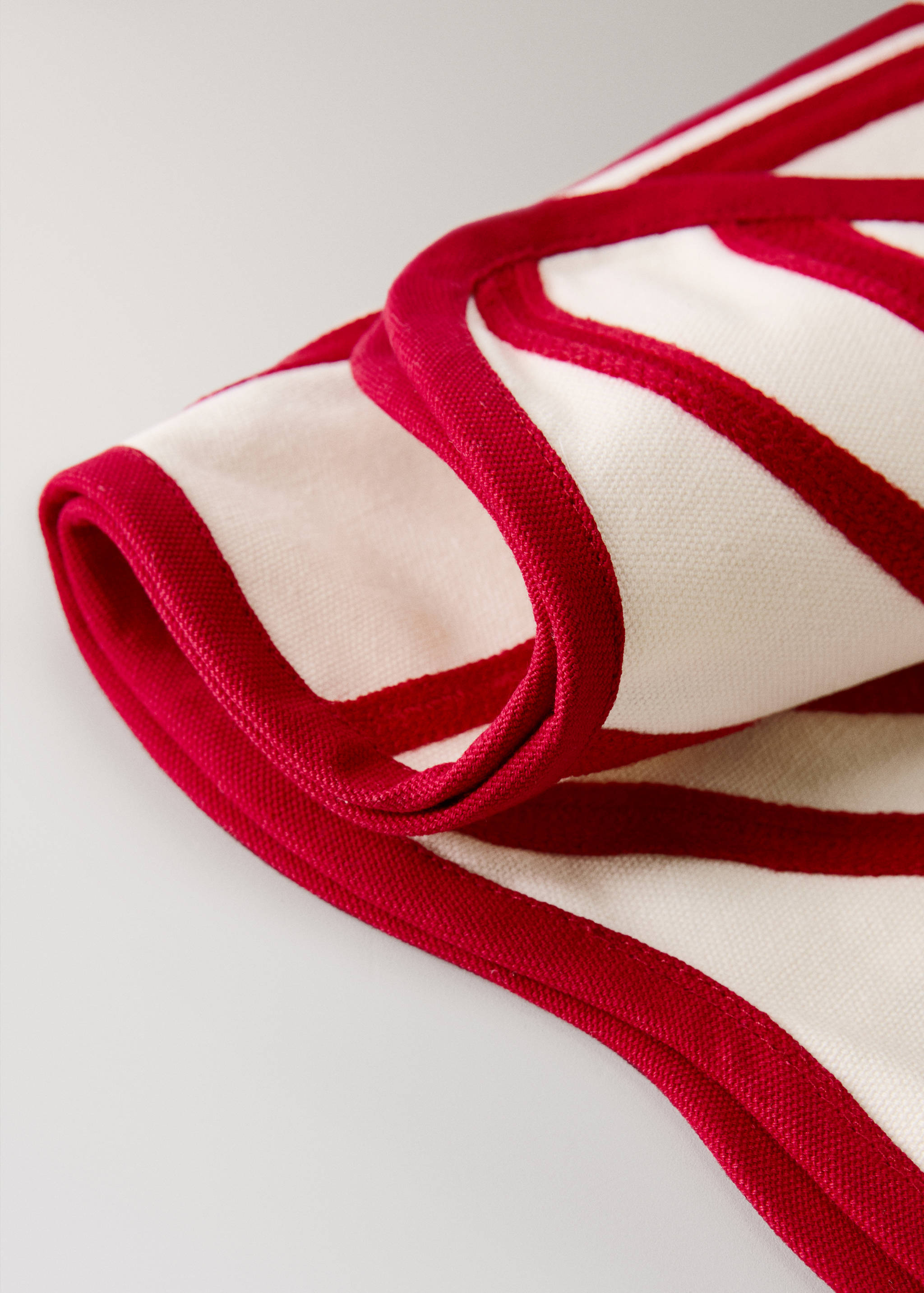 Embroidered cotton napkin with waves - Details of the article 2