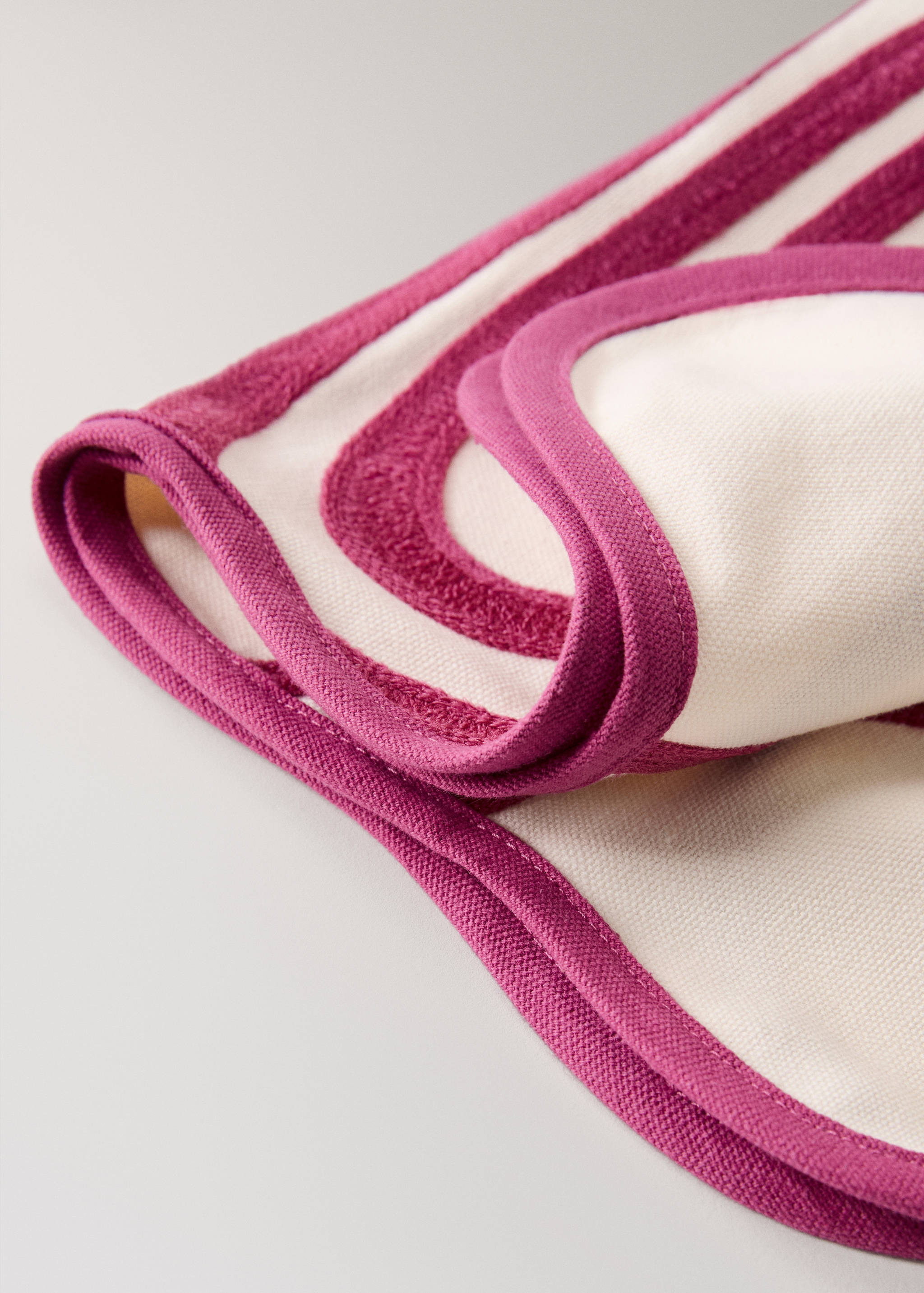 Embroidered cotton napkin with waves - Details of the article 2