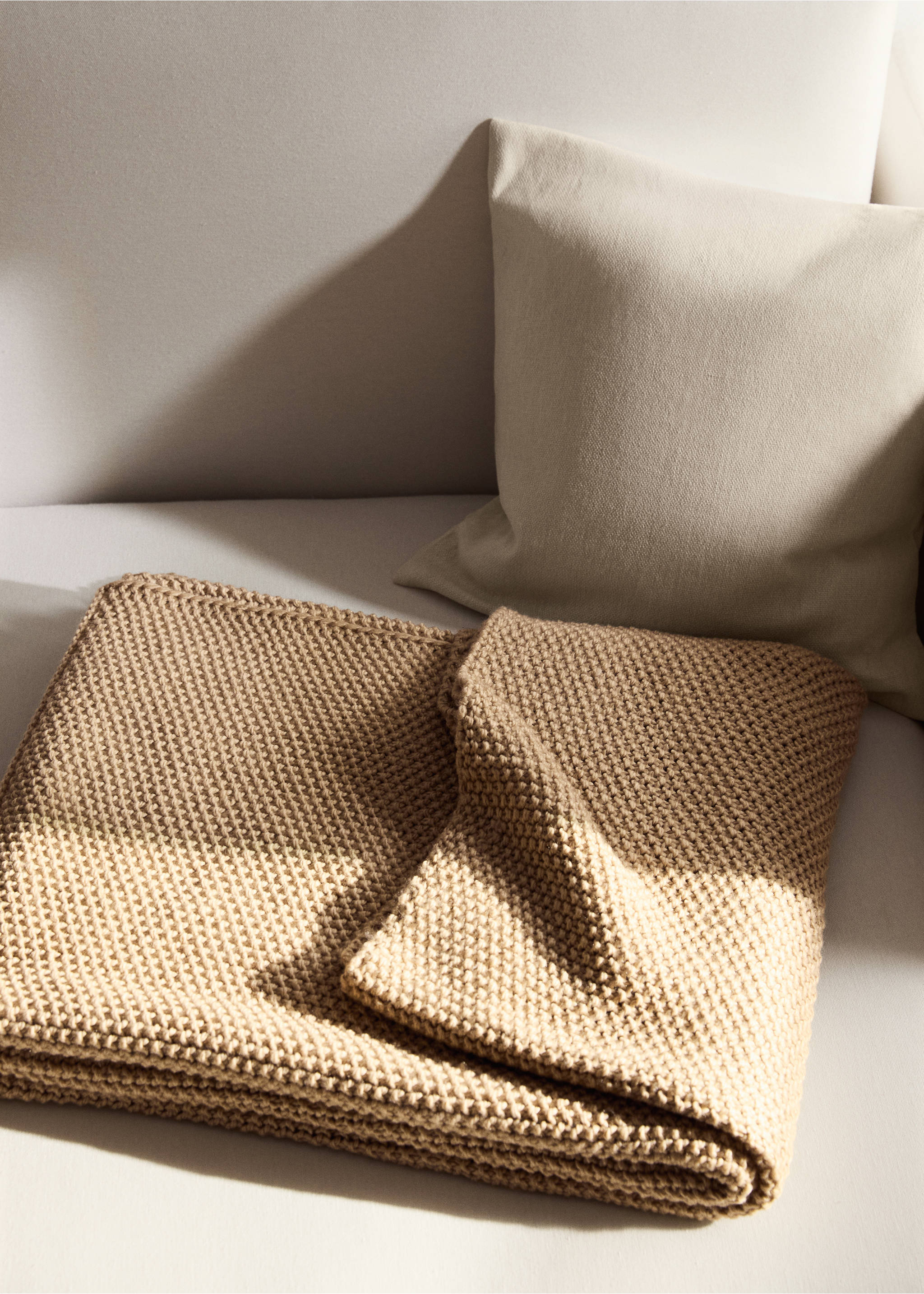 Knitted blanket with design - General plane, Medium Brown. Ref: 17041521-00.