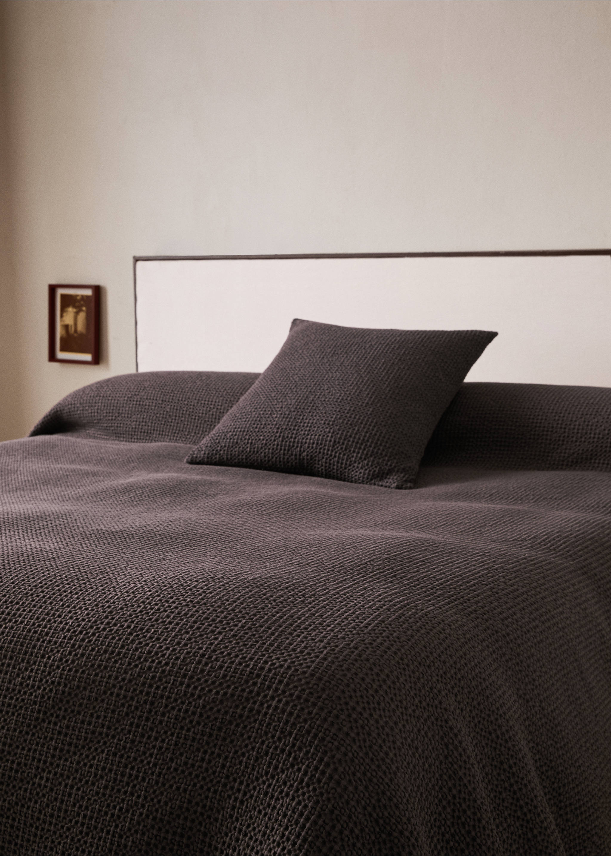Cotton waffle garment-dyed bedspread for 180/200 cm bed - Details of the article 7, Dark Red. Ref: 17041534-00.