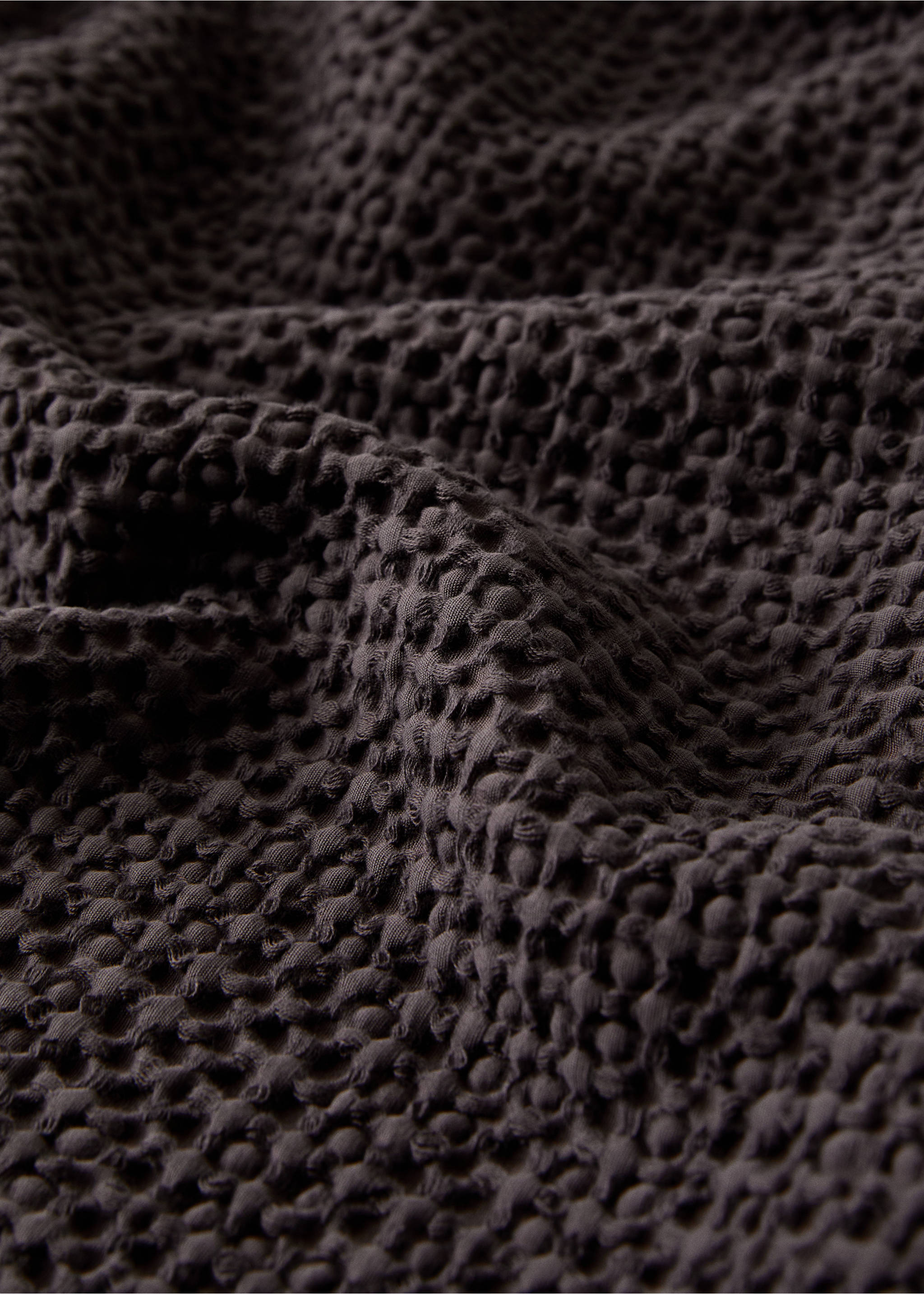 Cotton waffle garment-dyed bedspread for 180/200 cm bed - Details of the article 2, Dark Red. Ref: 17041534-00.