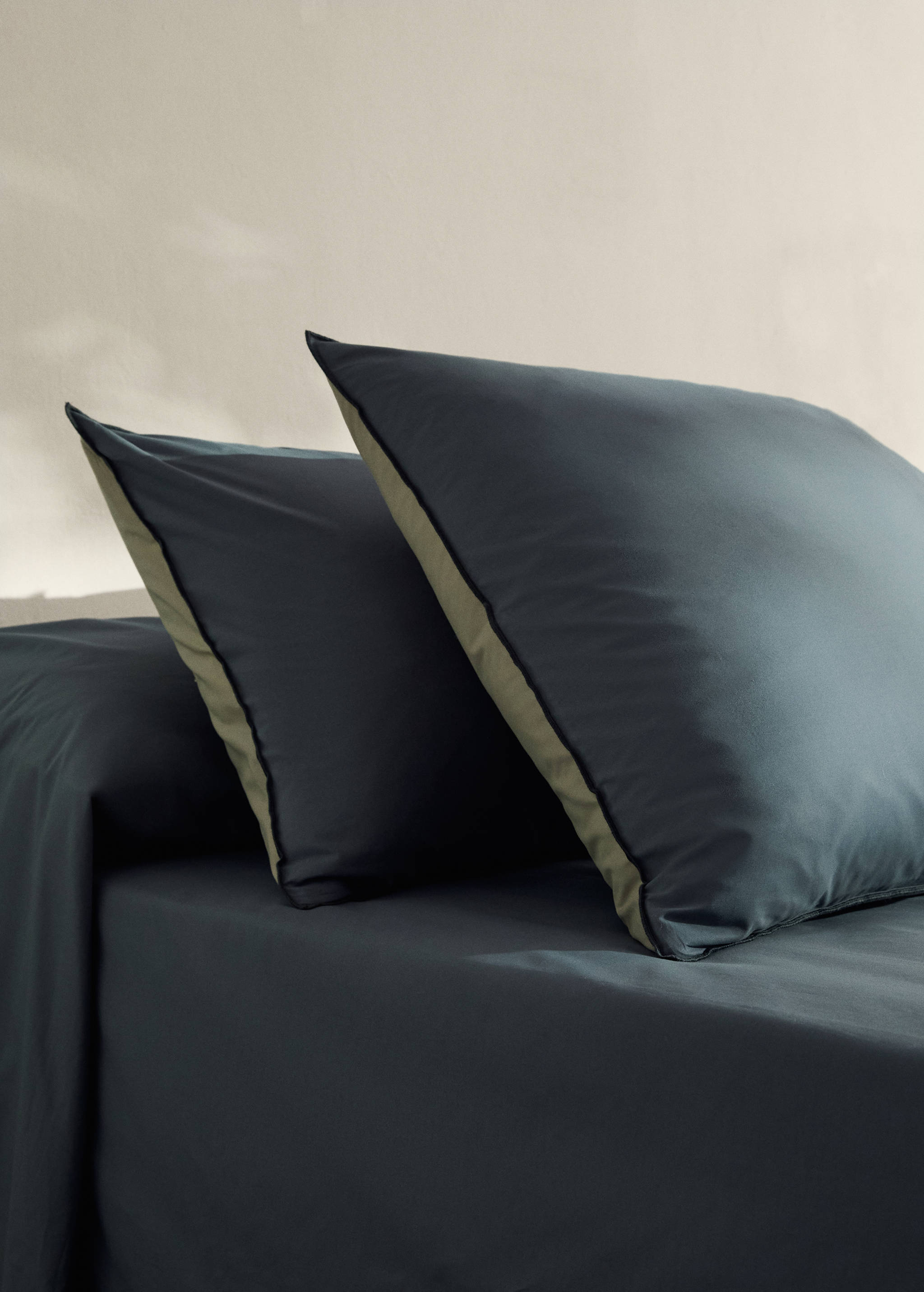 Two 200-thread count percale cotton pillowcases with contrasting overlock 60x60 cm - General plane