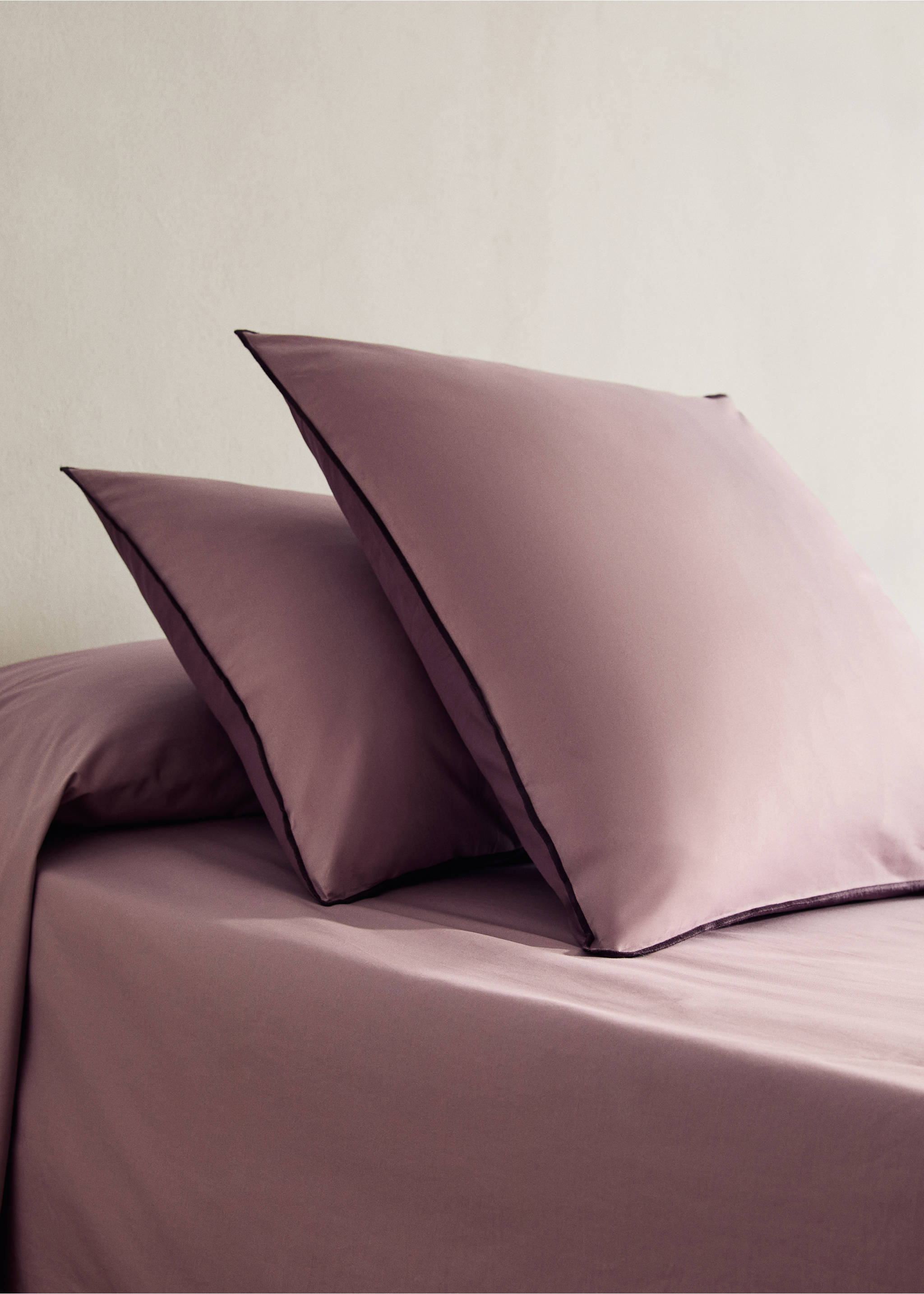 Two 200-thread count percale cotton pillowcases with contrasting overlock 60x60 cm - General plane, Plum. Ref: 17041545-00.