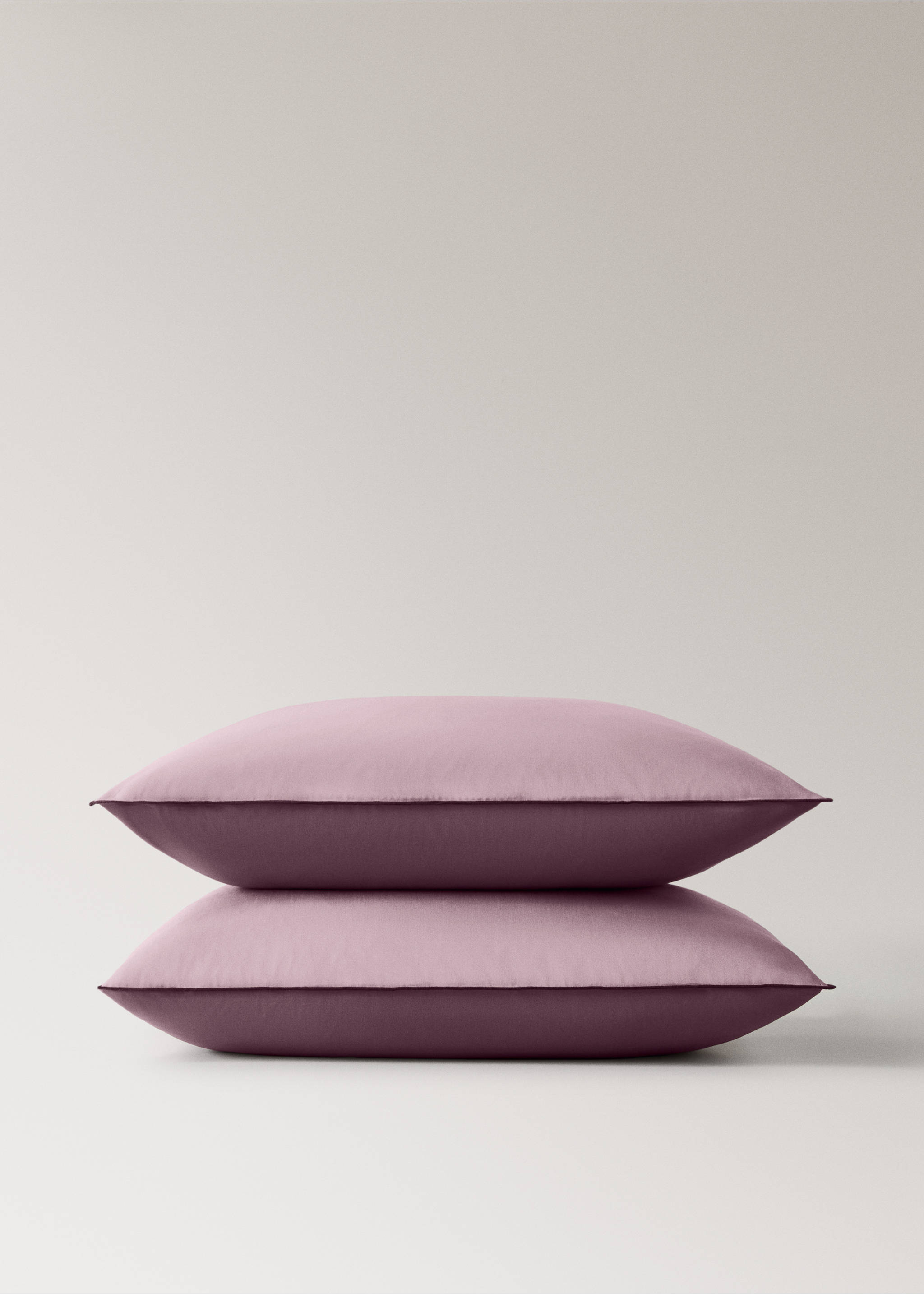 Two 200-thread count percale cotton pillowcases with contrasting overlock 60x60 cm - Details of the article 1, Plum. Ref: 17041545-00.