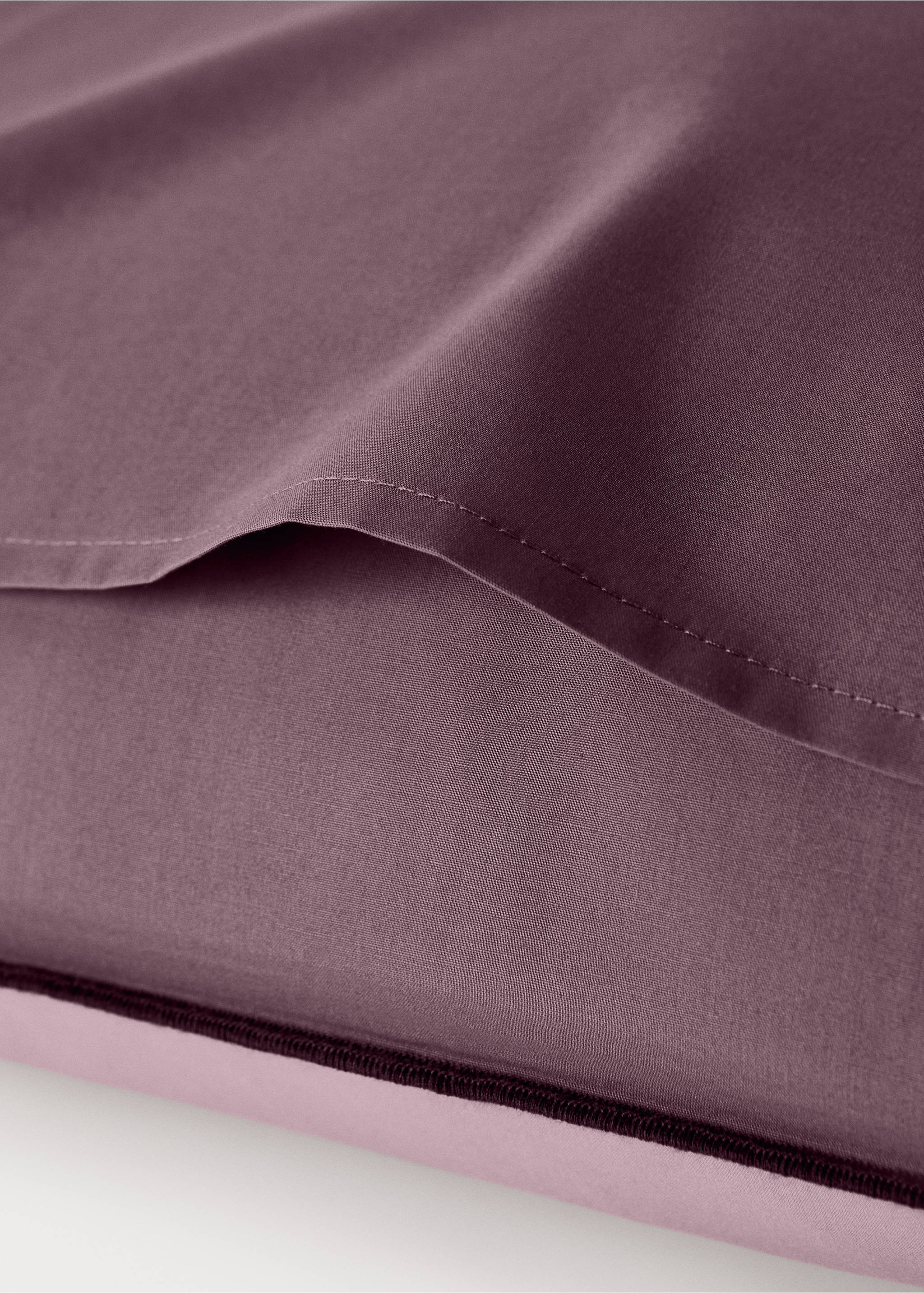 Two 200-thread count percale cotton pillowcases with contrasting overlock 60x60 cm - Details of the article 2, Plum. Ref: 17041545-00.