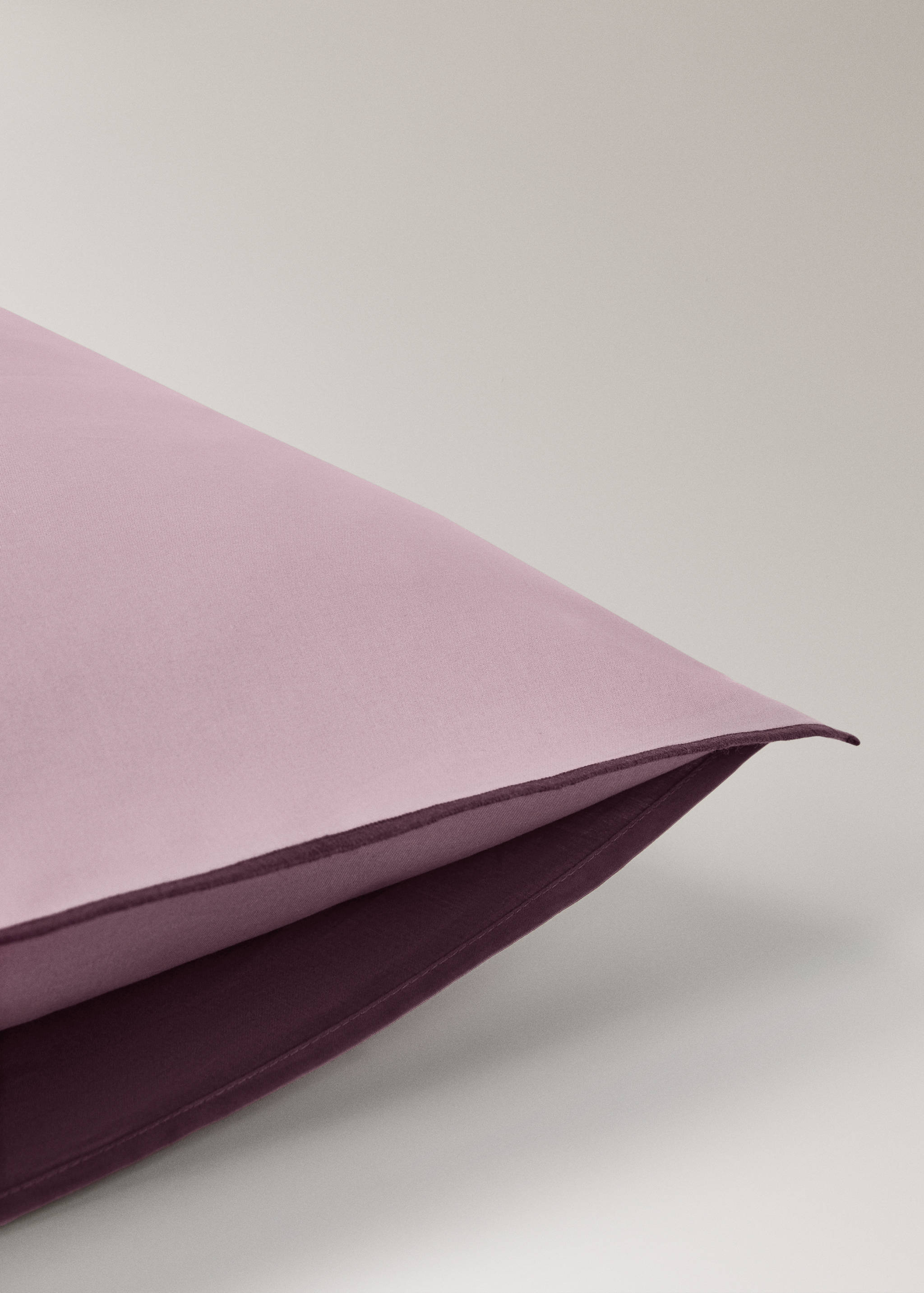 Two 200-thread count percale cotton pillowcases with contrasting overlock 60x60 cm - Details of the article 3