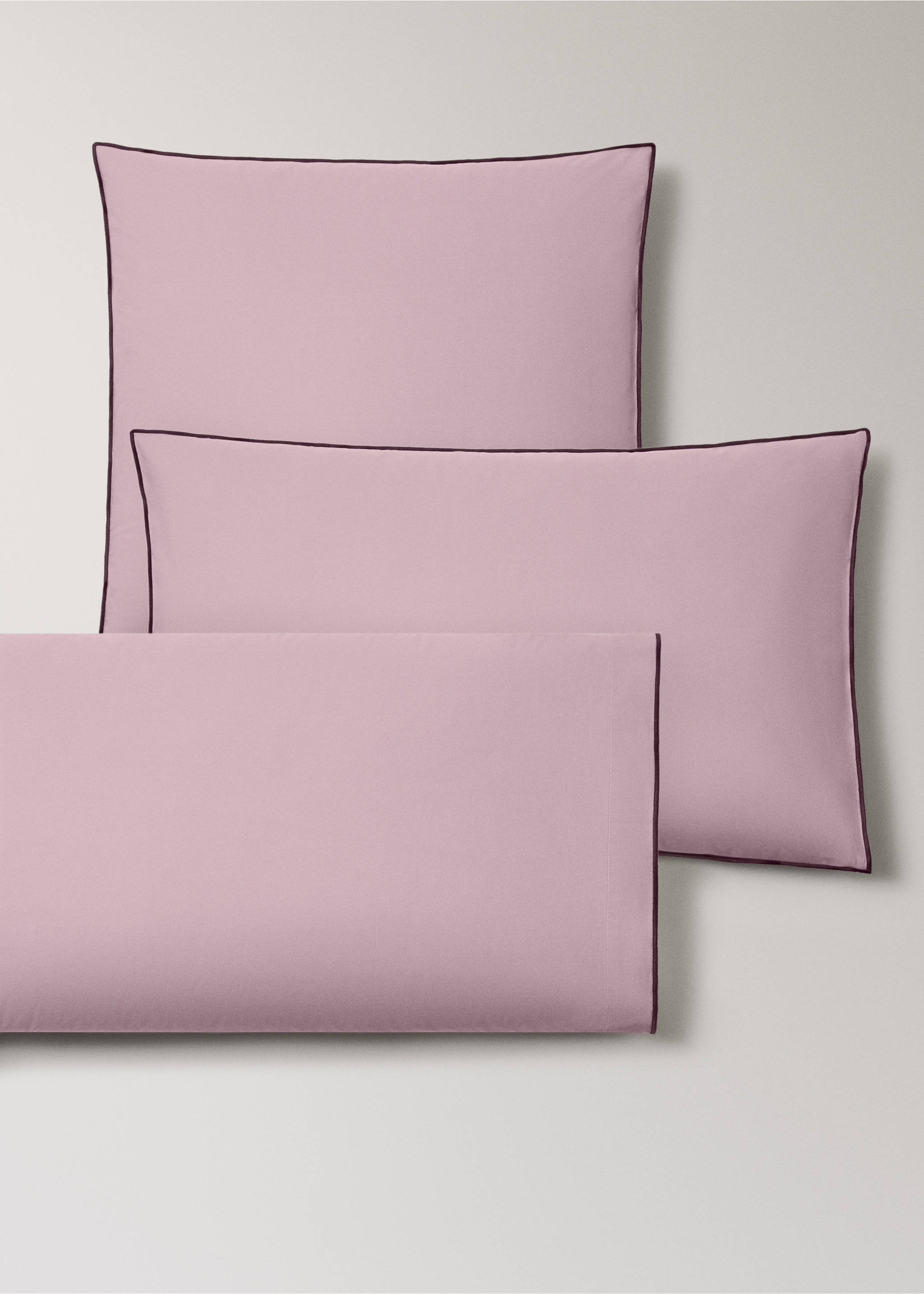 Two 200-thread count percale cotton pillowcases with contrasting overlock 60x60 cm - Details of the article 4, Plum. Ref: 17041545-00.