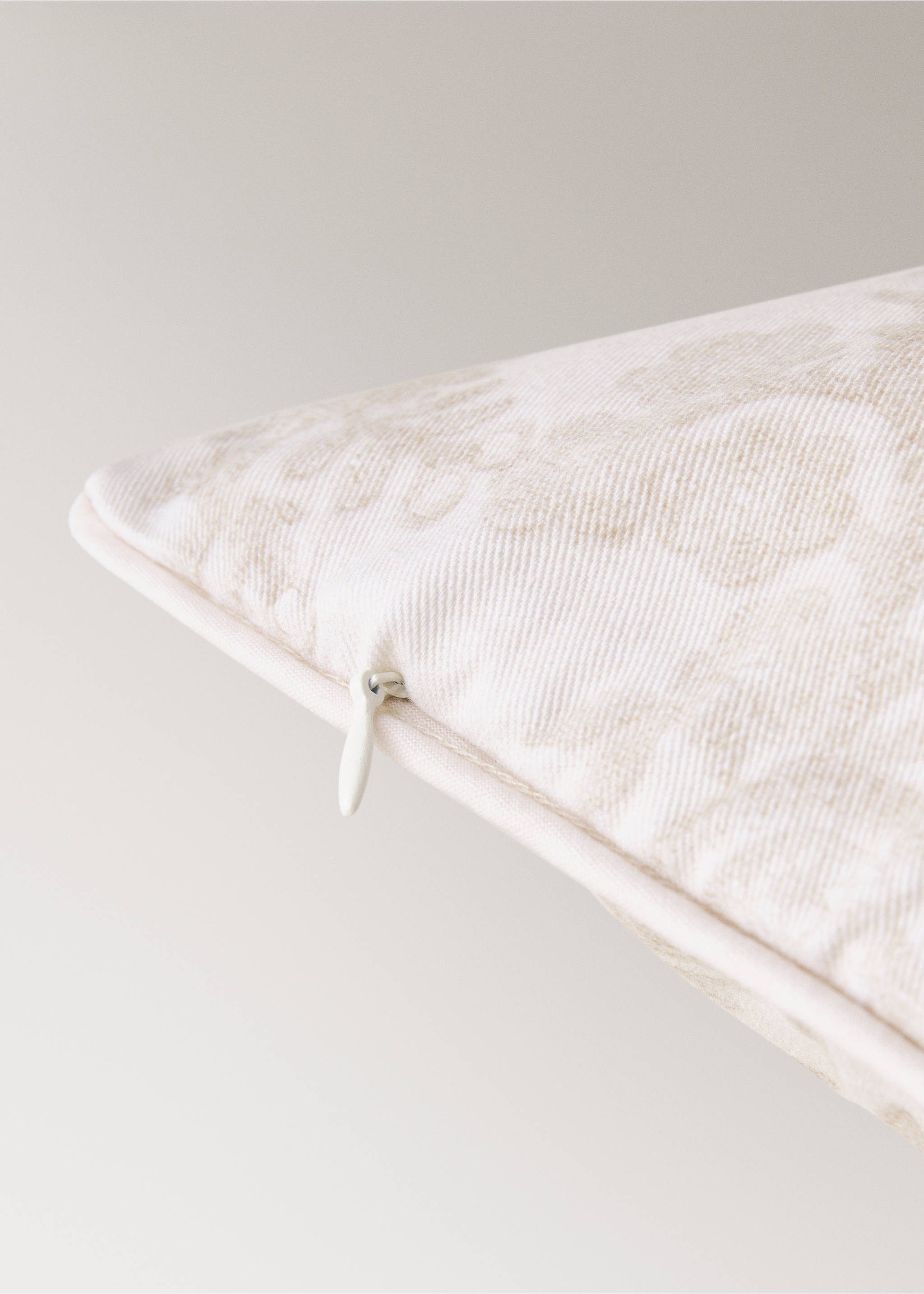 Floral-print cotton cushion cover 45x45cm - Details of the article 1, Vanilla. Ref: 17041586-00.