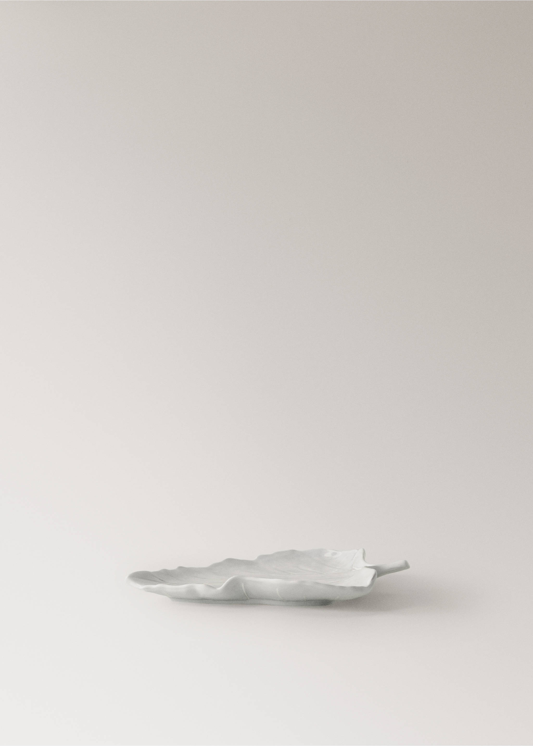 Light grey leaf-shaped ceramic serving dish., Light/Pastel Grey. Ref: 17042034-00.