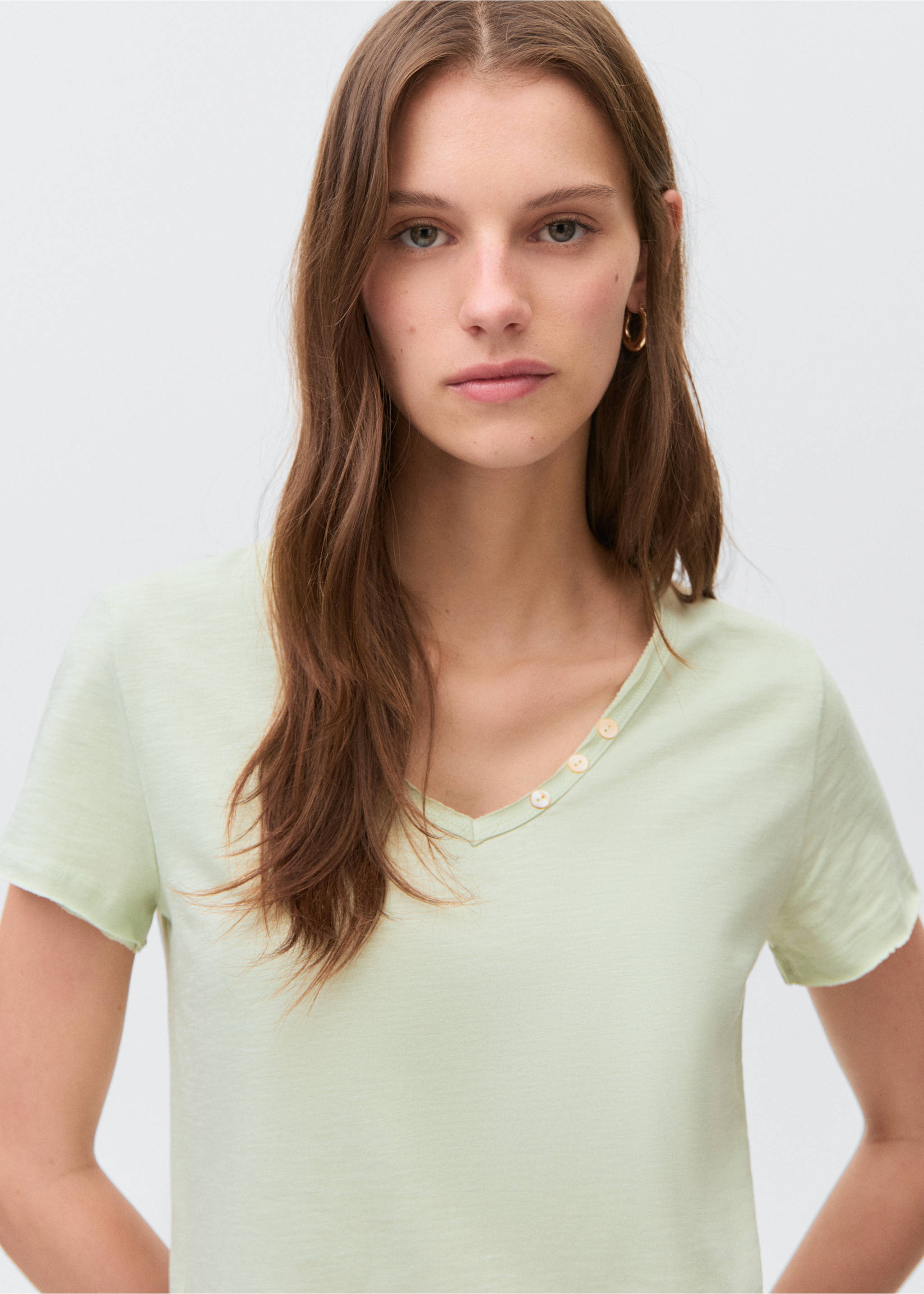 T-shirt détail de bouton en nacre - Détail de l'article 1, Vert pastel. Ref: 17042897-00.