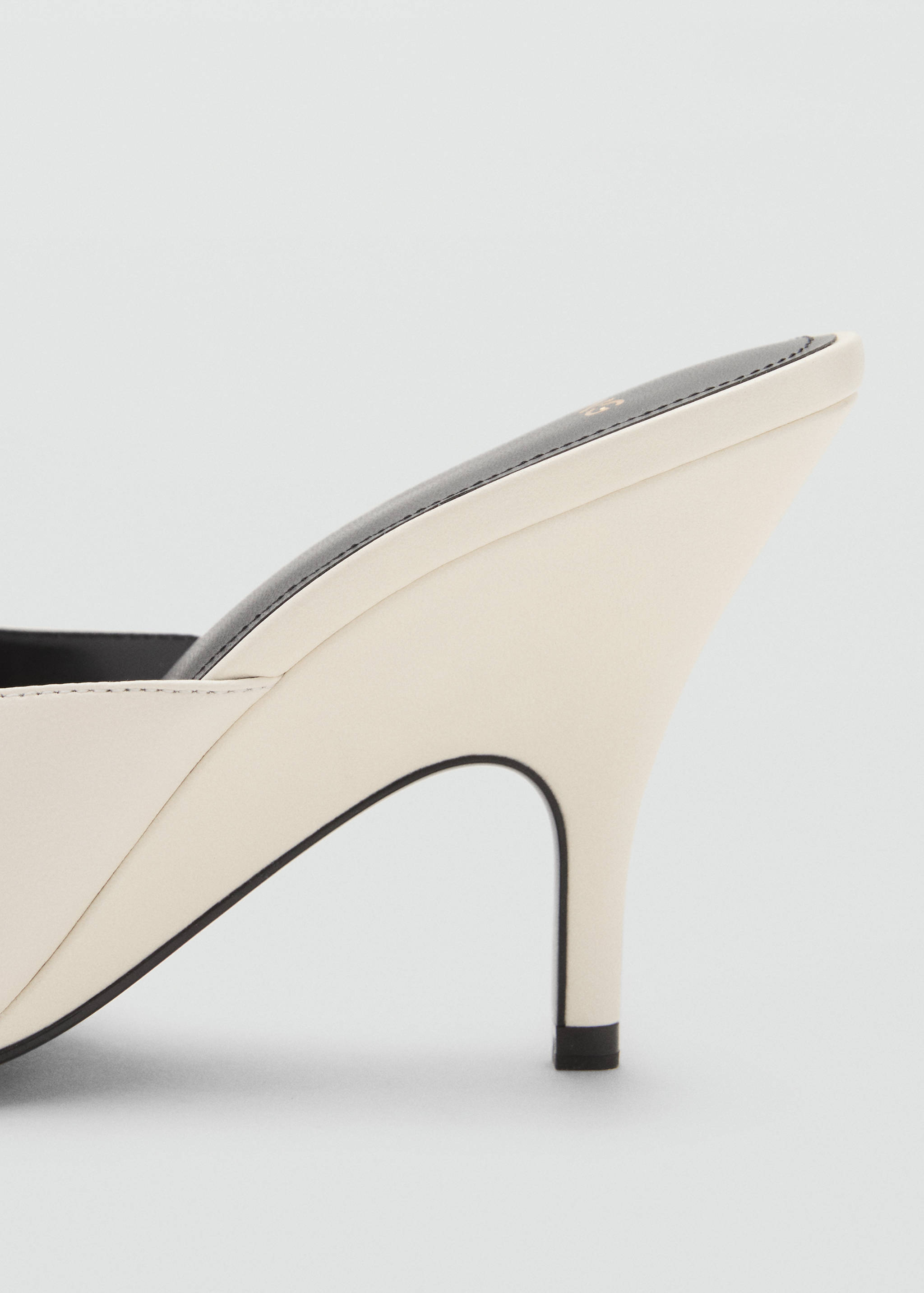 Leather heeled sandal with crossed straps - Details of the article 1
