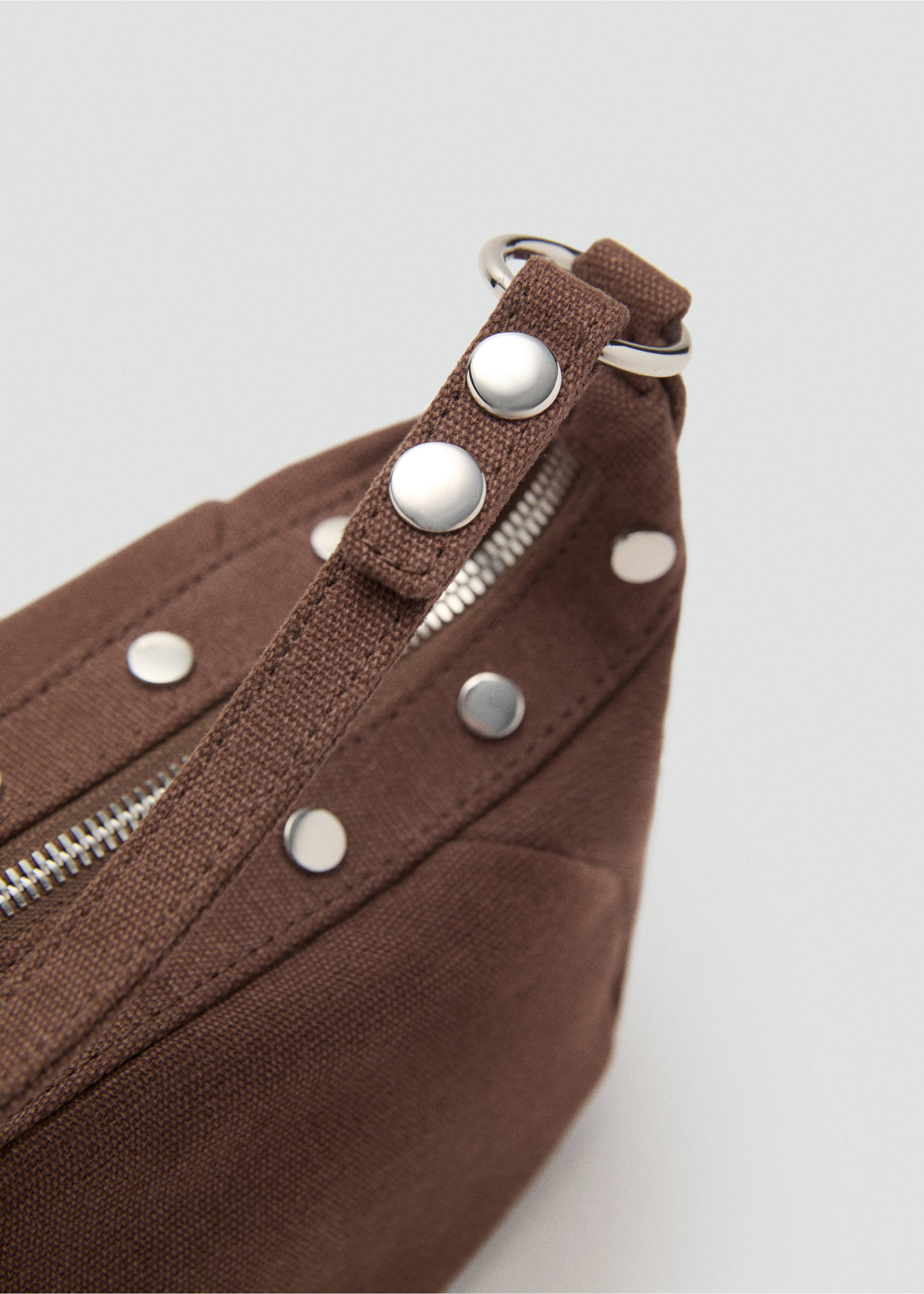 Studded shoulder bag - Details of the article 2, Chocolate. Ref: 17042919-00.
