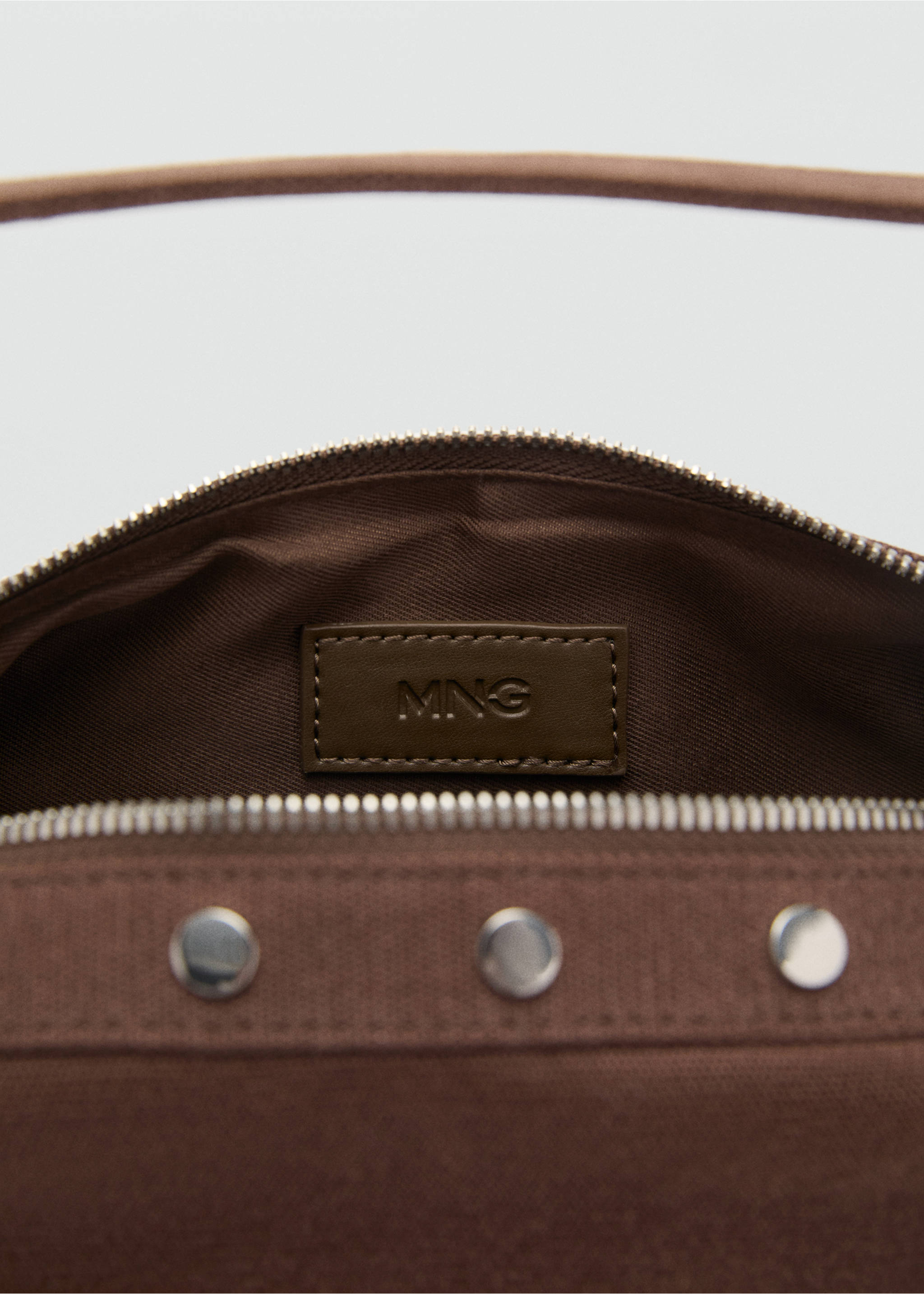 Studded shoulder bag - Details of the article 4, Chocolate. Ref: 17042919-00.