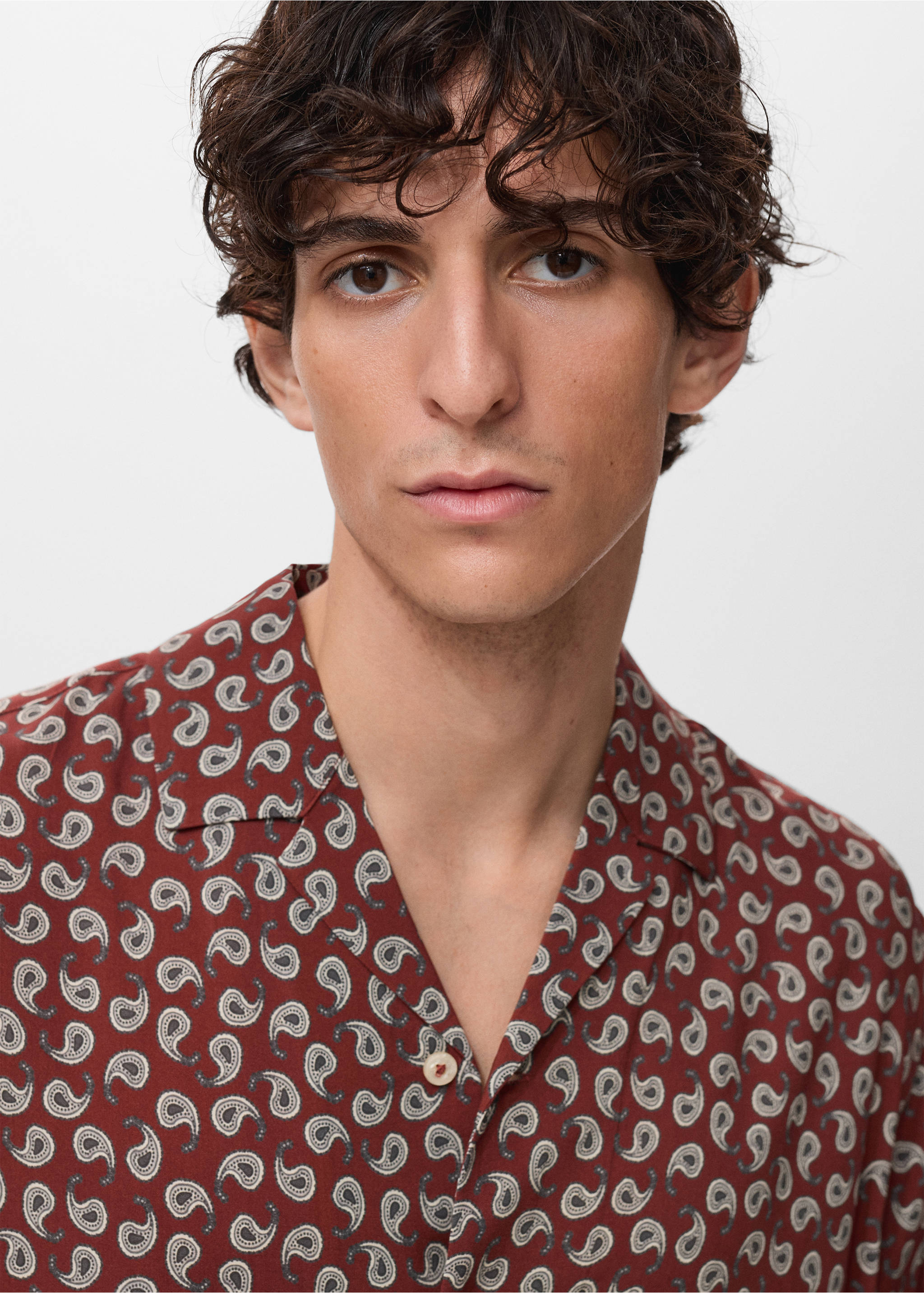 Printed fluid regular-fit shirt - Details of the article 1, Cherry. Ref: 17042929-00.