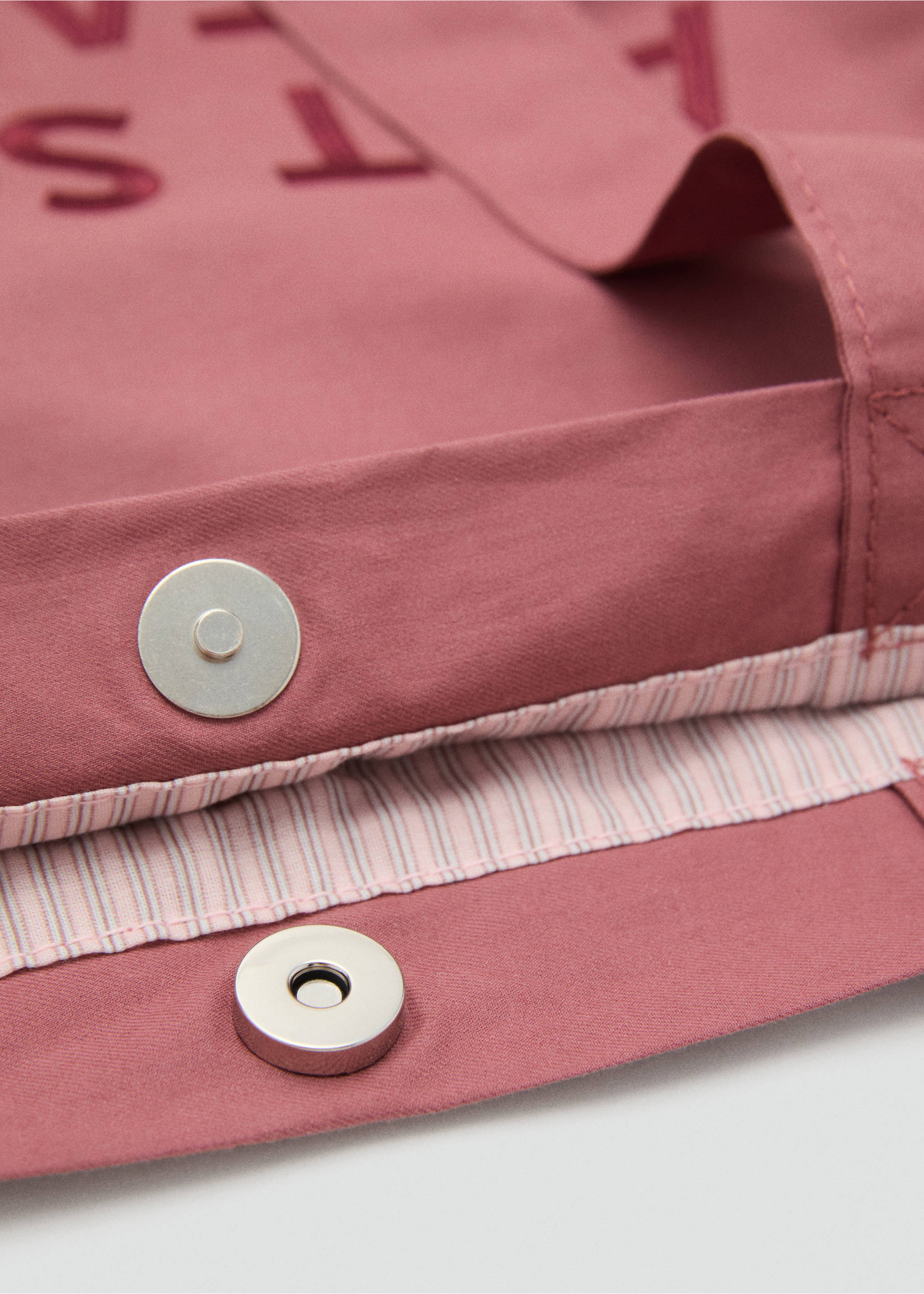 Bossa tote brodat - Detall de l'article 2, Rosa. Ref: 17043299-00.