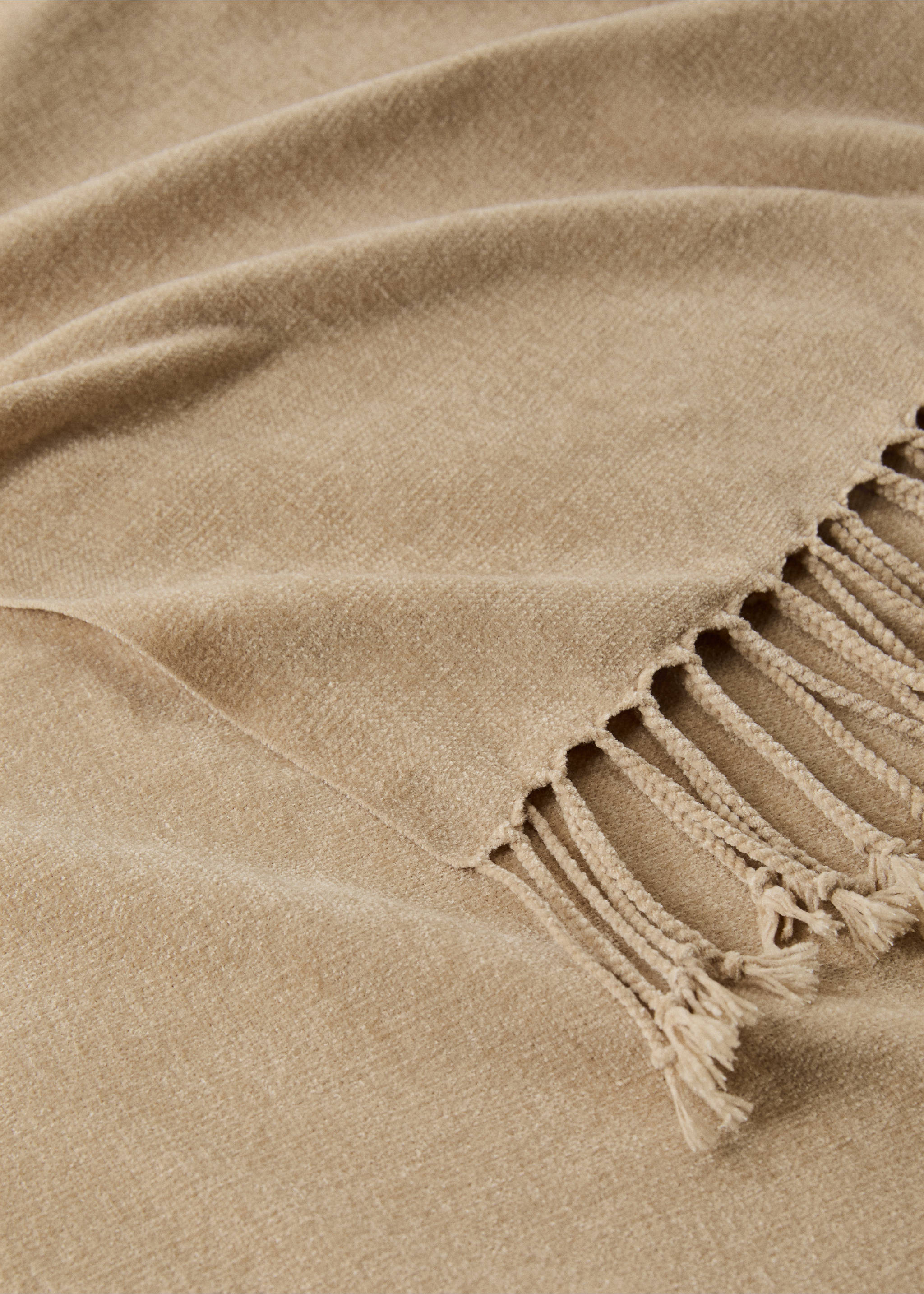Chenille blanket with fringes - Details of the article 1, Sand. Ref: 17043309-00.
