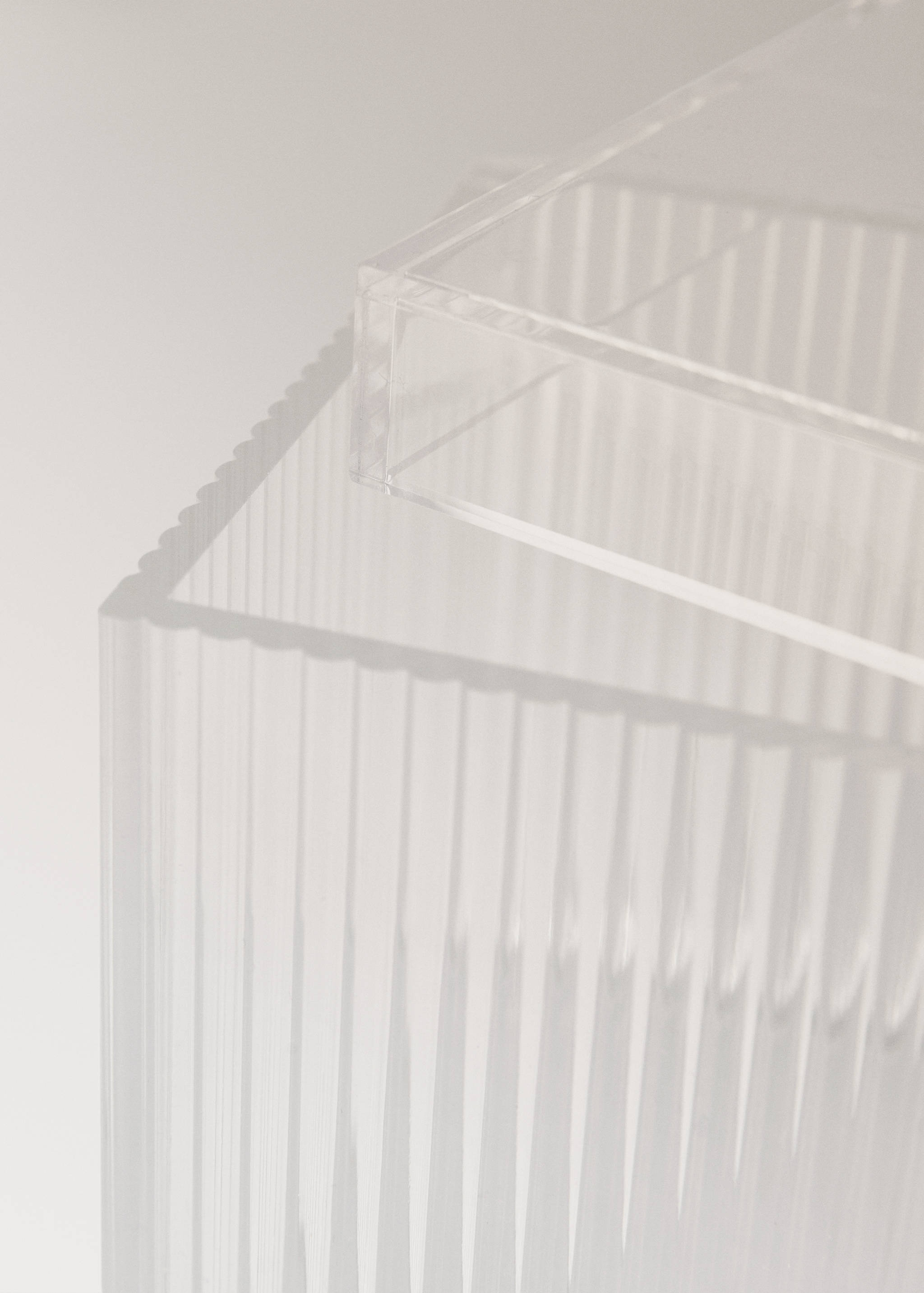 Transparent fluted acrylic box with a matching lid.