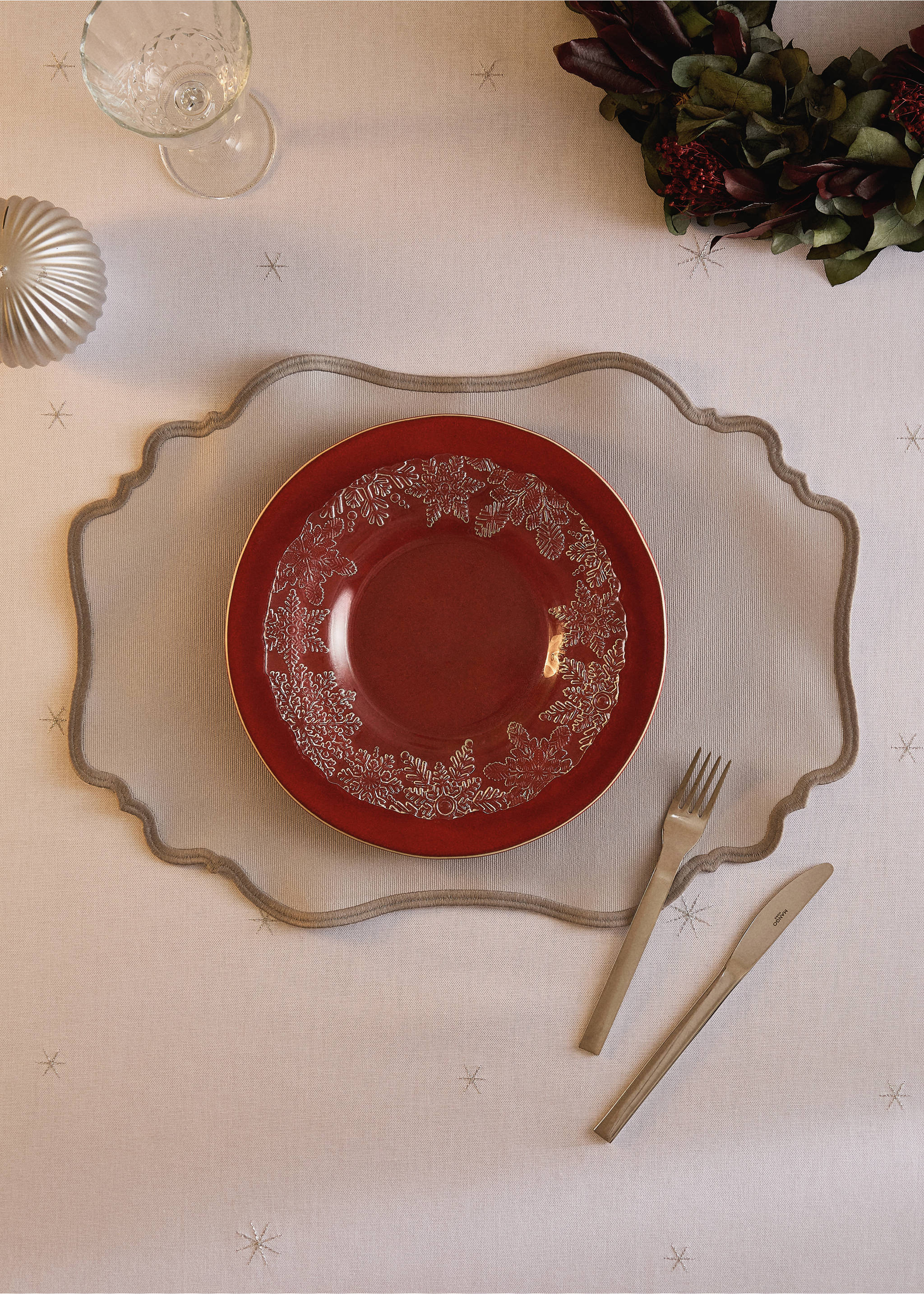 Oval resin-coated placemat with wave pattern - General plane, Grey. Ref: 17043322-00.