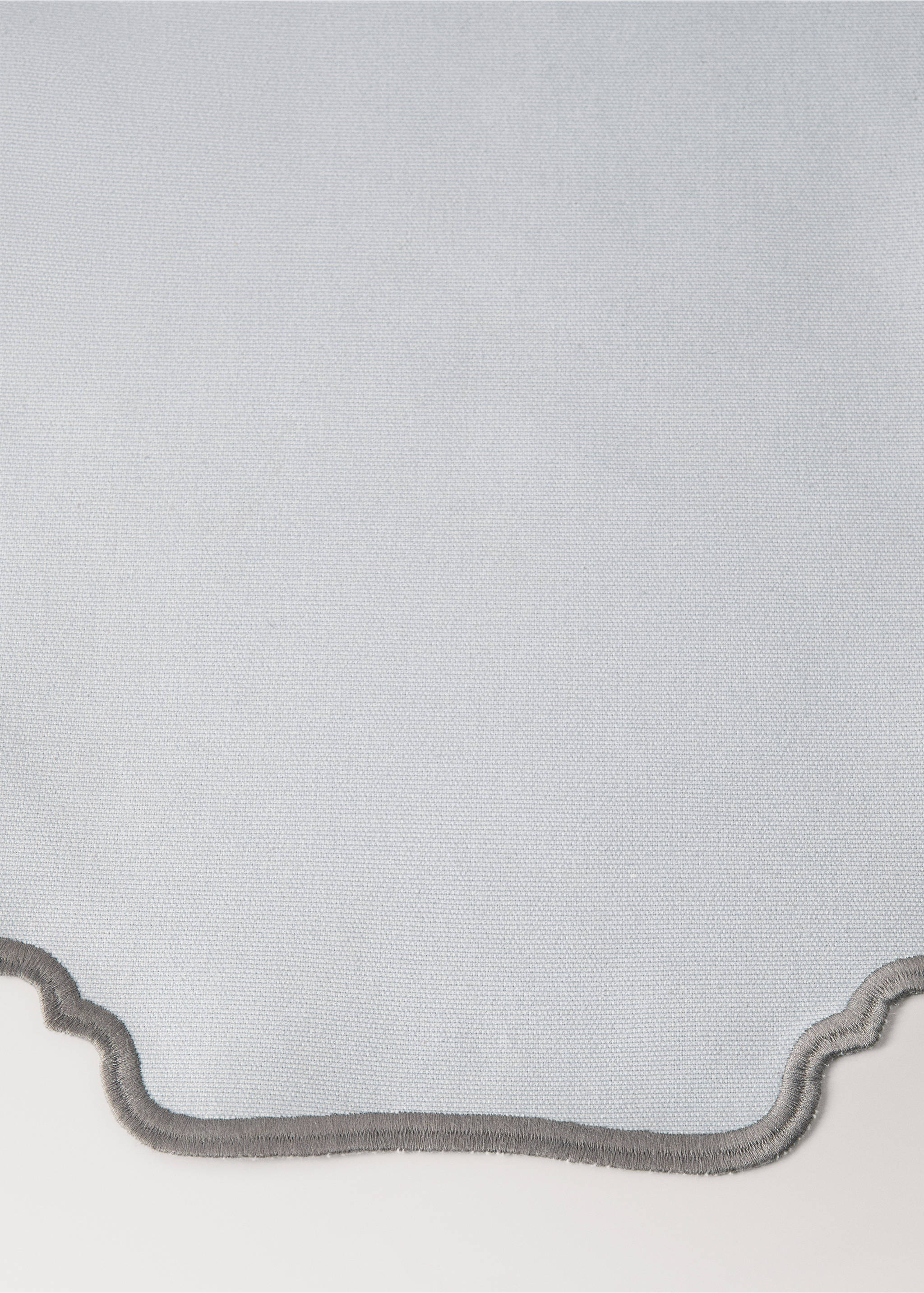 Oval resin-coated placemat with wave pattern - Details of the article 1, Grey. Ref: 17043322-00.