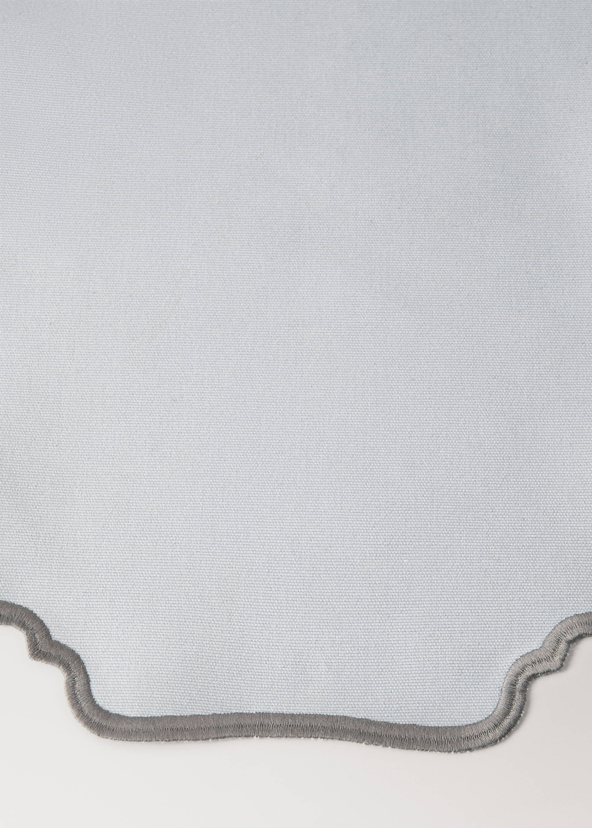 Oval resin-coated placemat with wave pattern - Details of the article 1