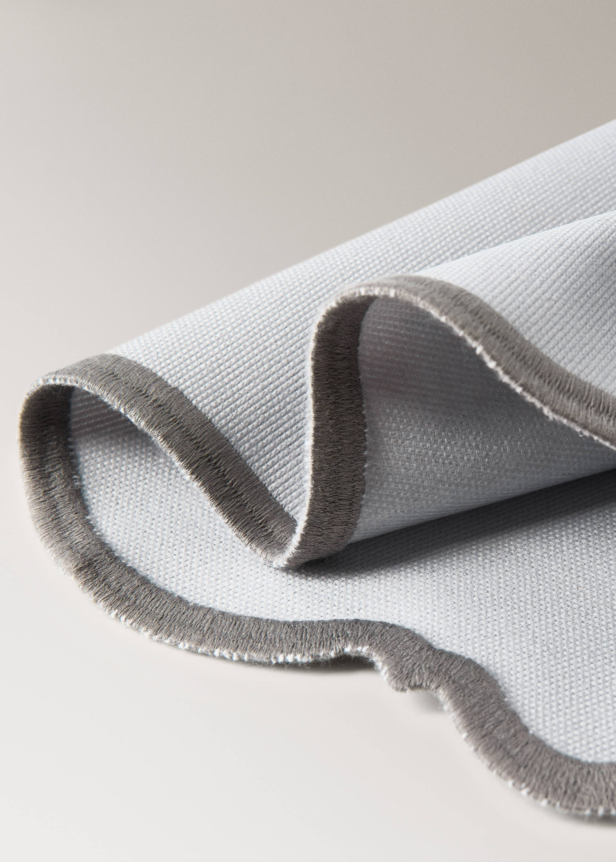 Oval resin-coated placemat with wave pattern - Details of the article 2