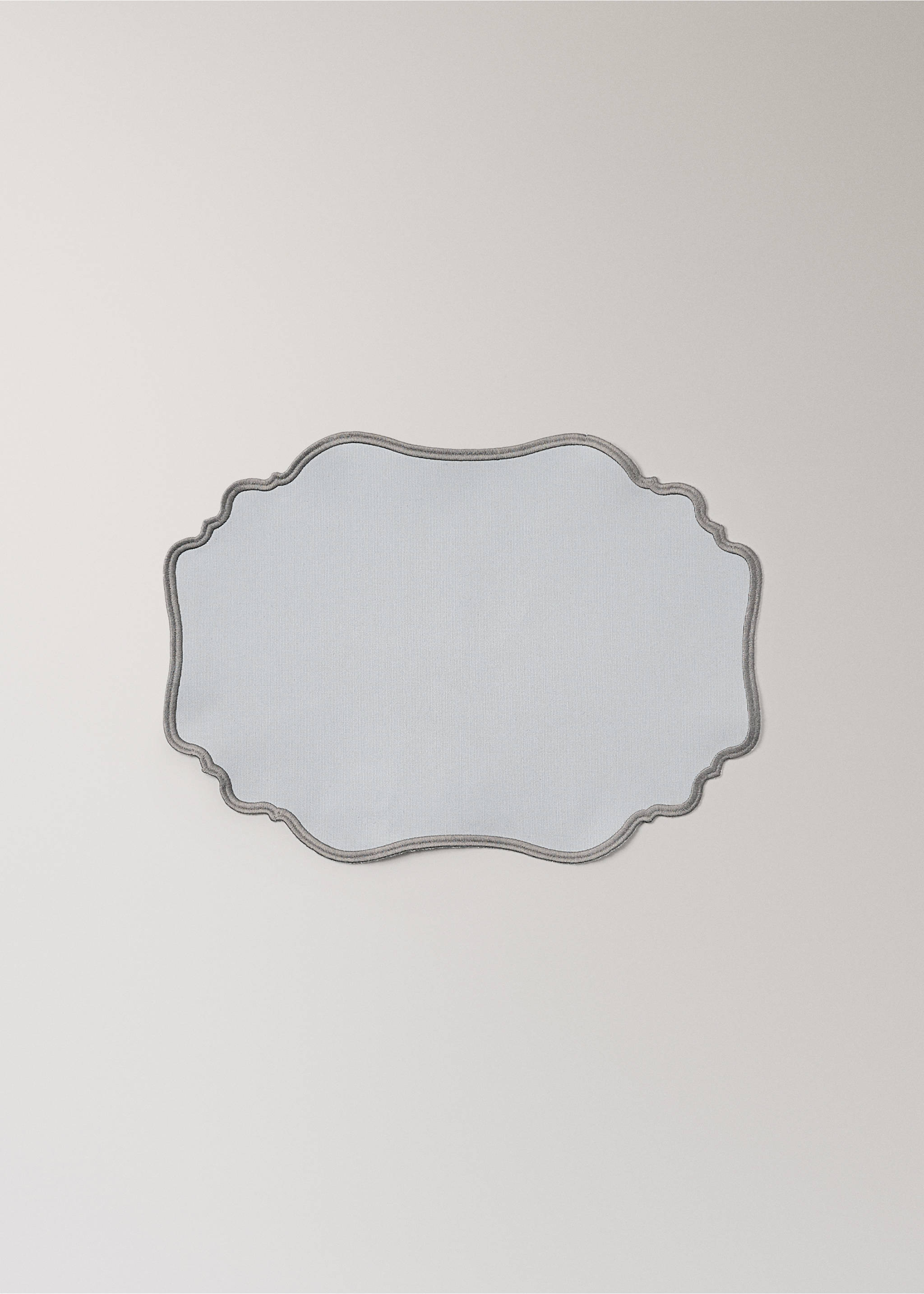 Oval resin-coated placemat with wave pattern - Article without model, Grey. Ref: 17043322-00.