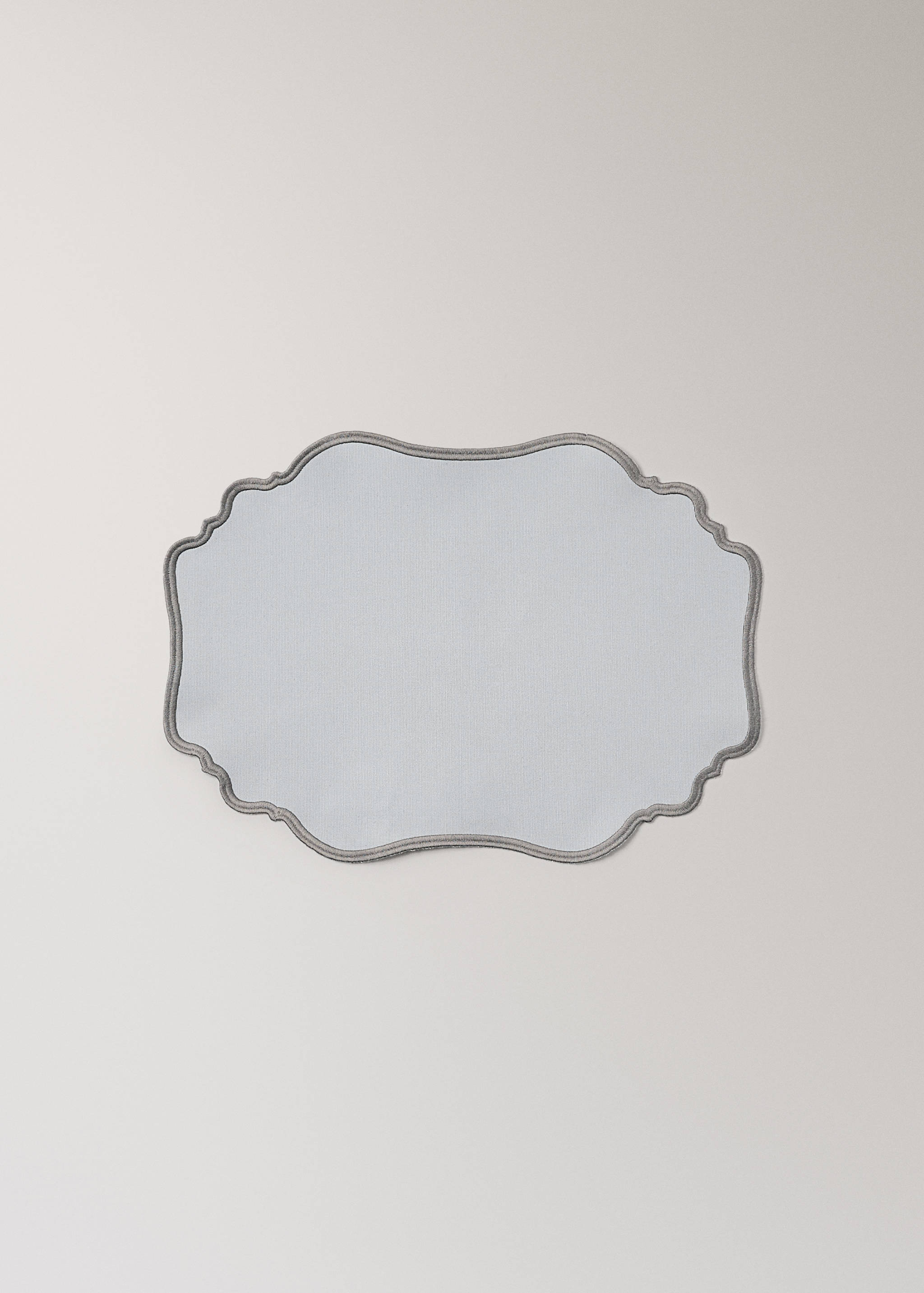 Oval resin-coated placemat with wave pattern - Article without model