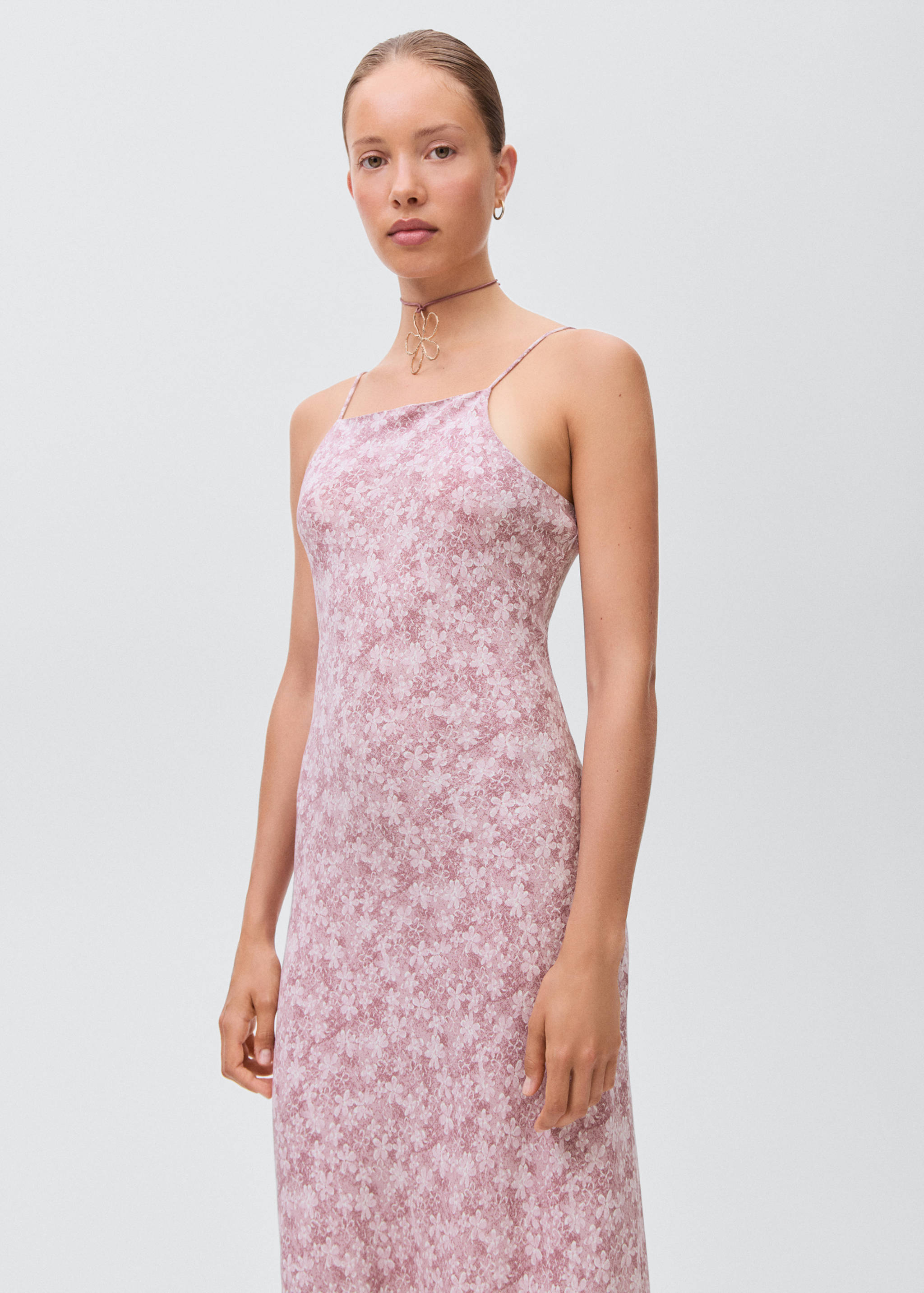 Robe longue à fleurs - Plan moyen