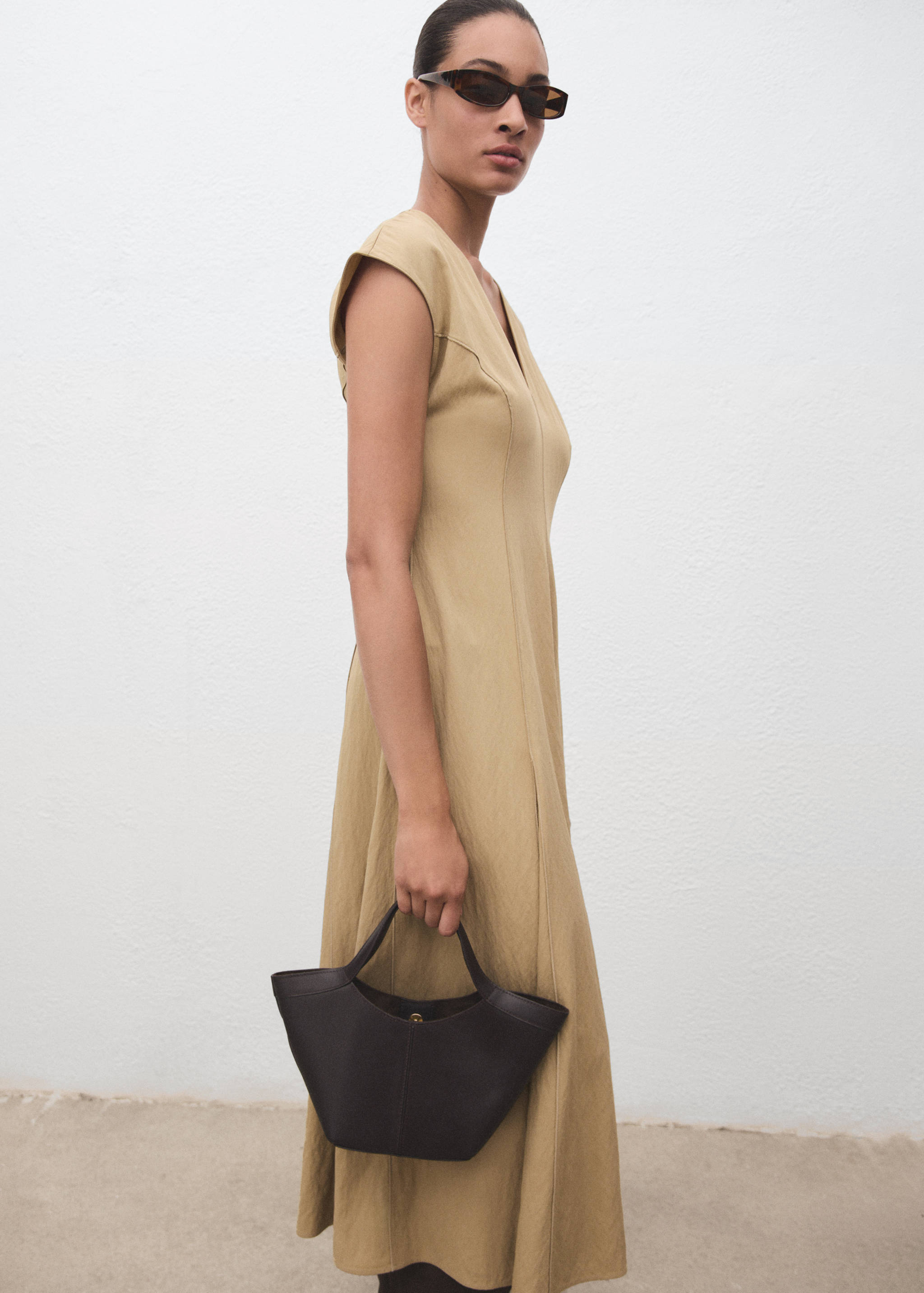 Robe col V avec coutures - Plan moyen