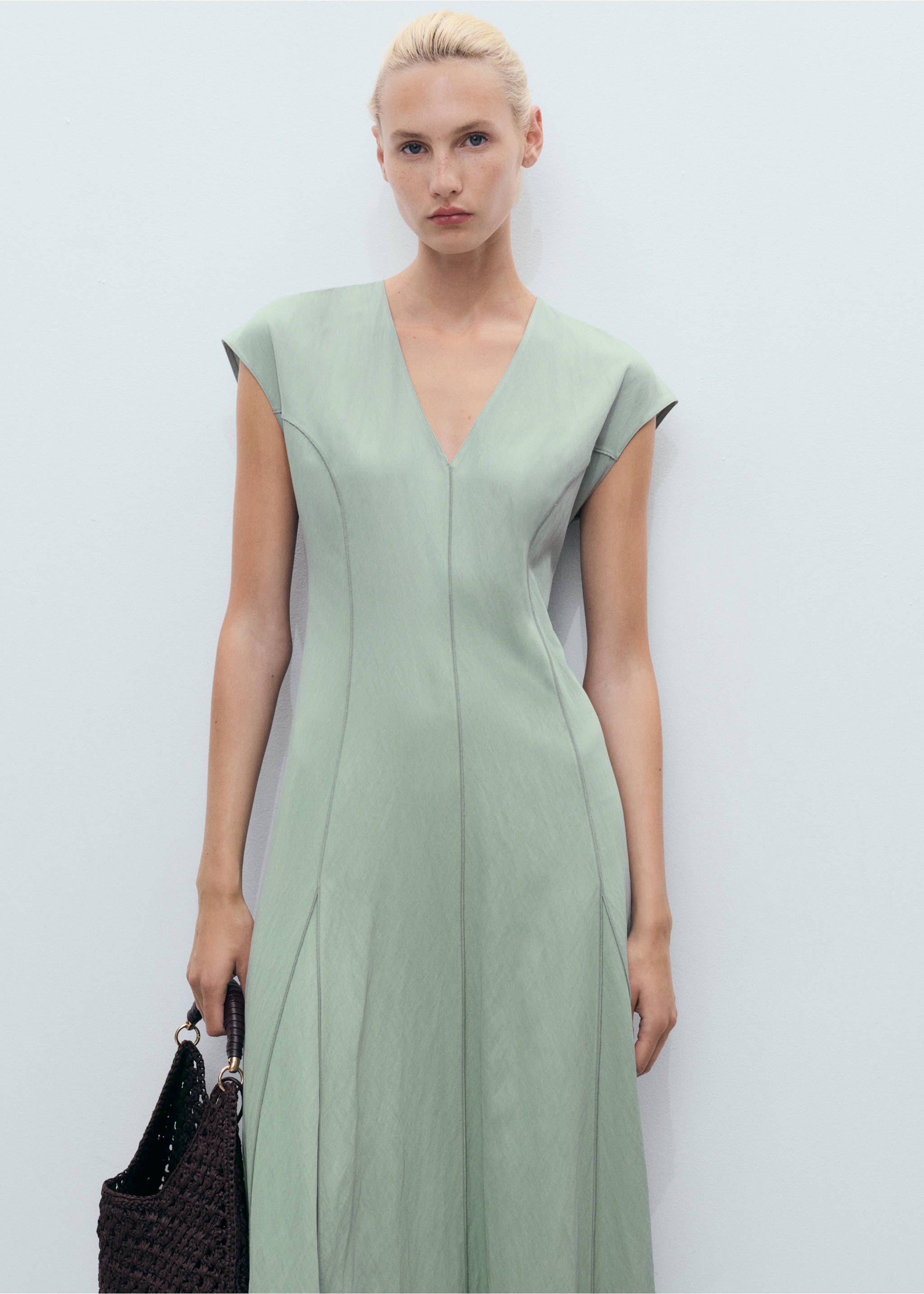 Robe col V avec coutures - Plan moyen, Vert. Ref: 17044083-00.