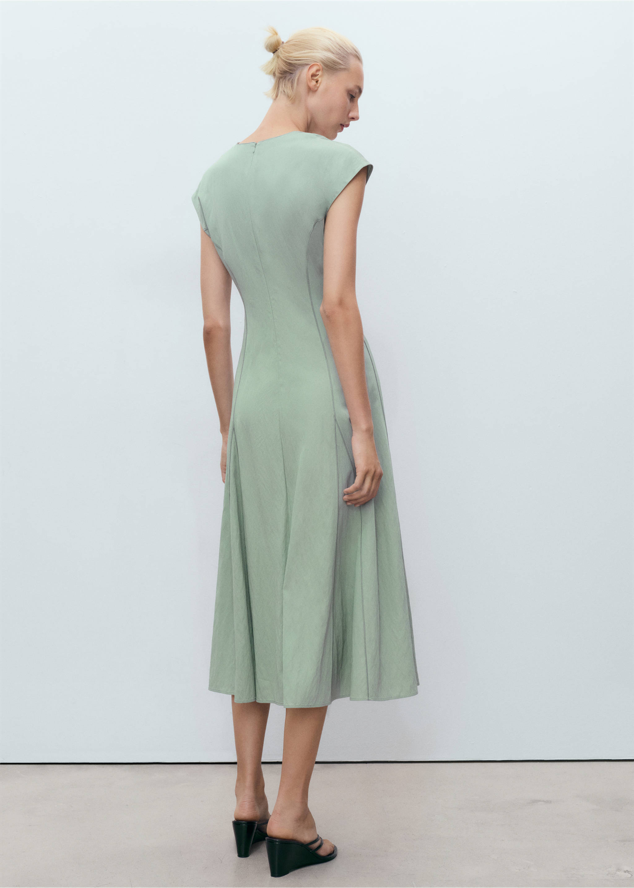 Robe col V avec coutures - Verso de l’article, Vert. Ref: 17044083-00.
