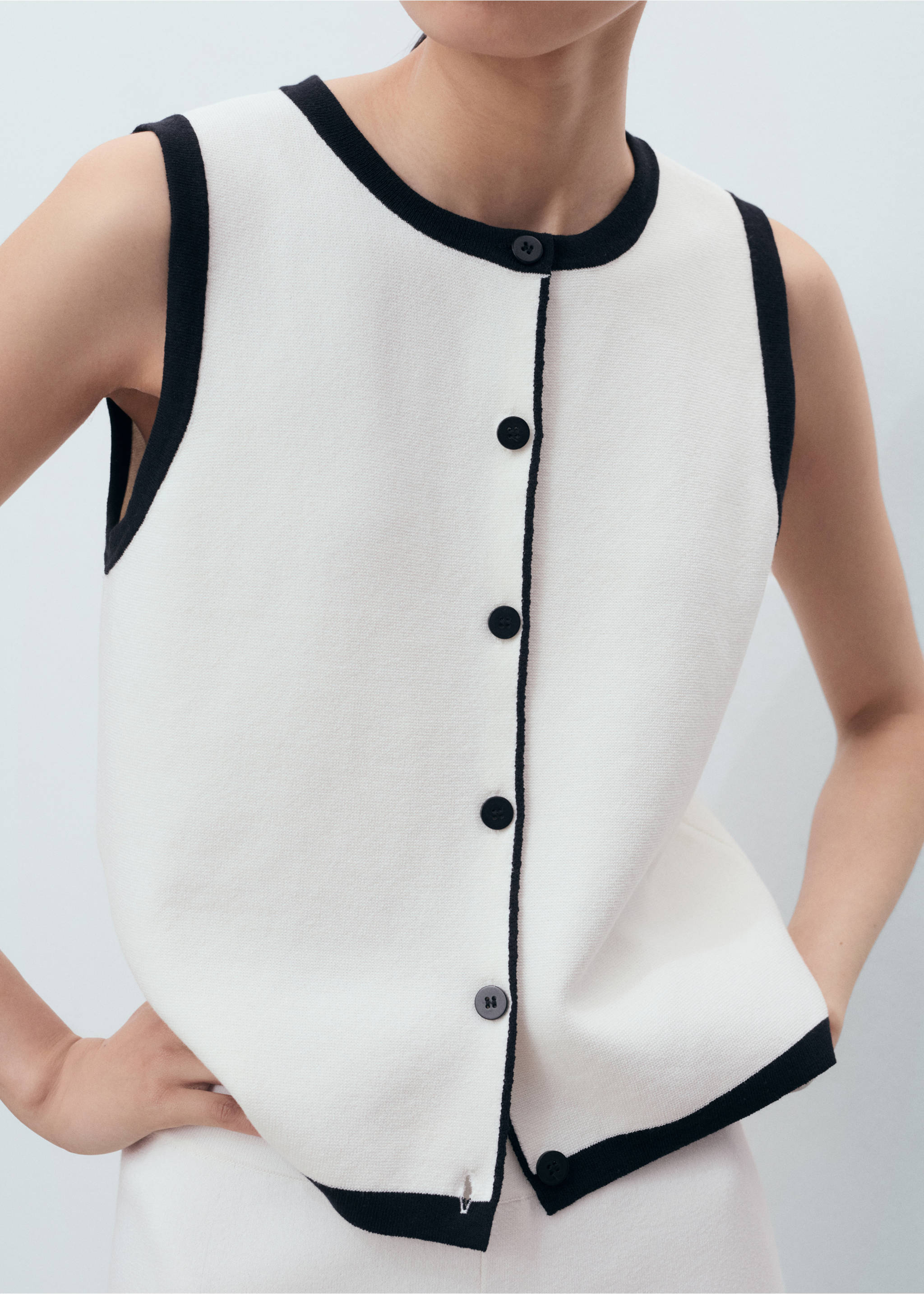 Knitted waistcoat with contrast detail - Medium plane, Ecru. Ref: 17044084-00.