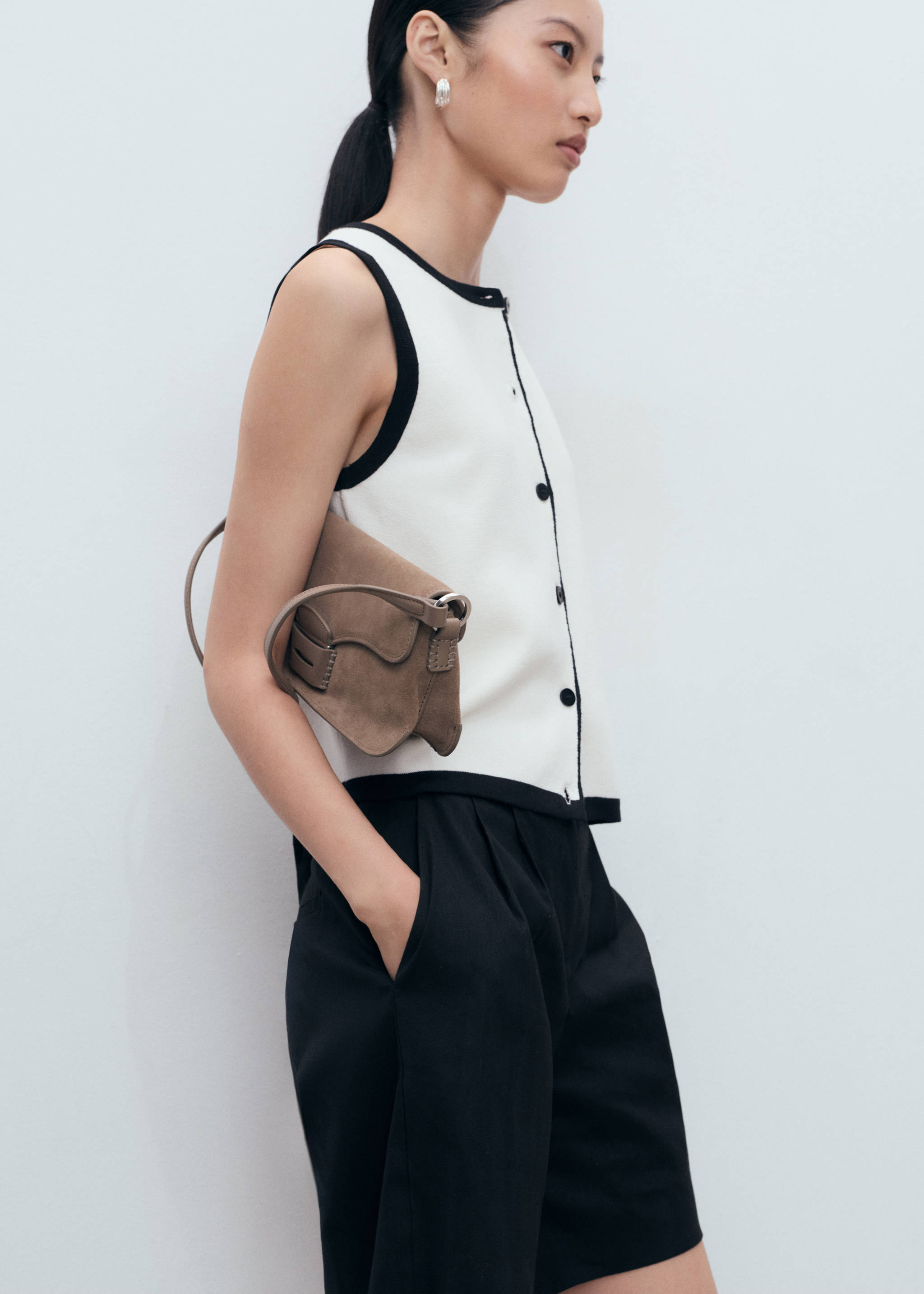 Knitted waistcoat with contrast detail - Details of the article 2