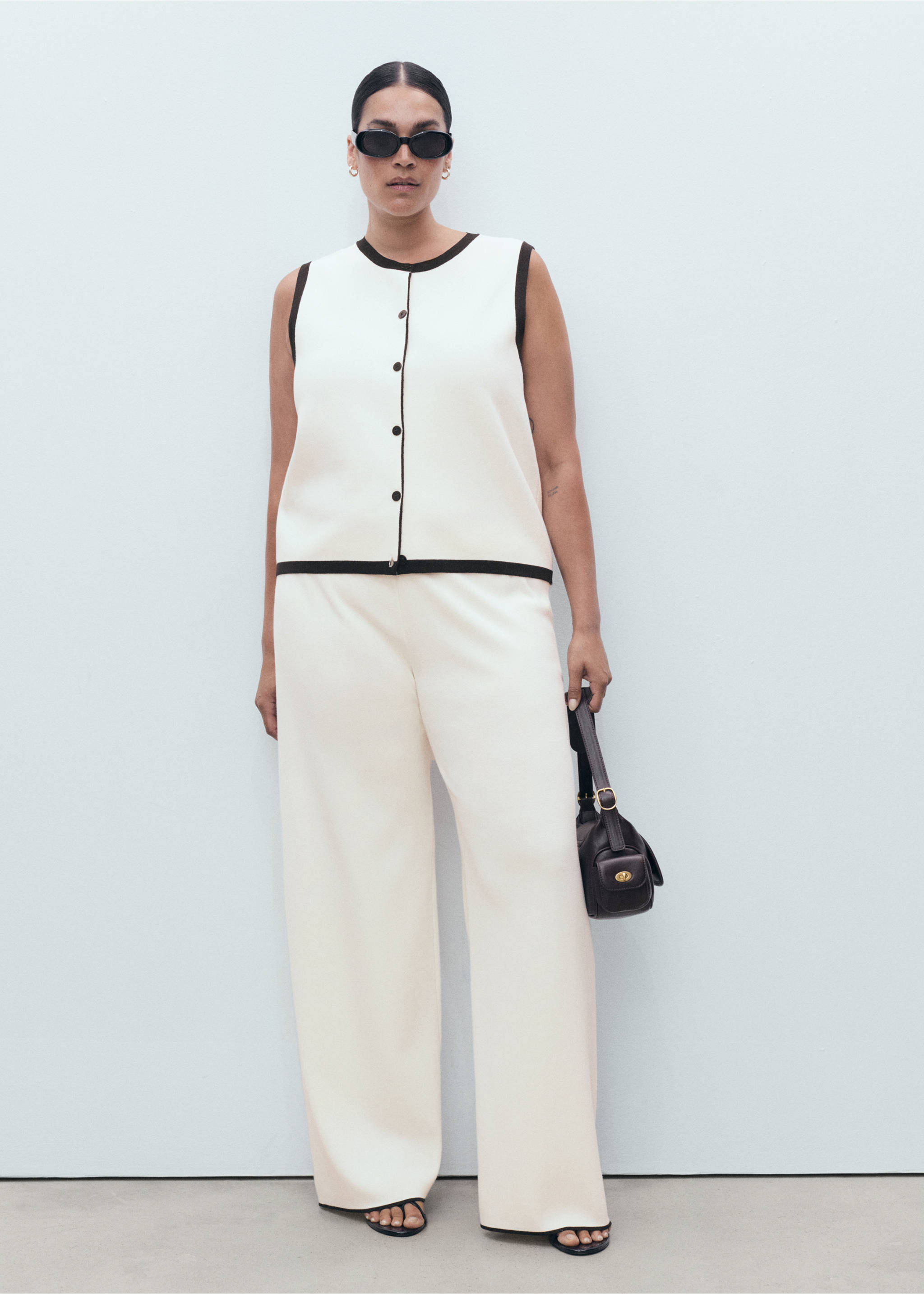 Knitted waistcoat with contrast detail - Details of the article 3, Ecru. Ref: 17044084-00.