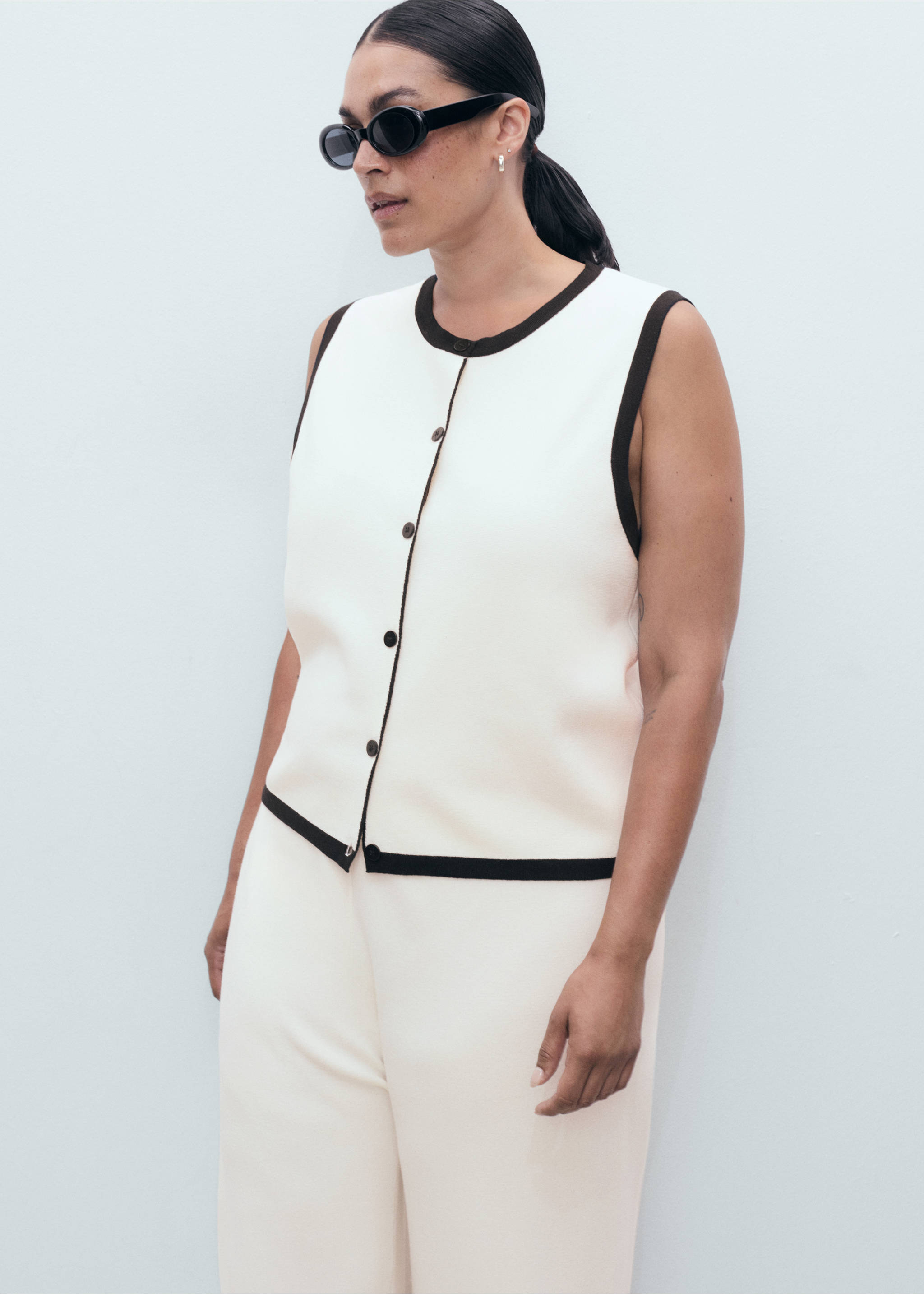 Knitted waistcoat with contrast detail - Details of the article 5, Ecru. Ref: 17044084-00.