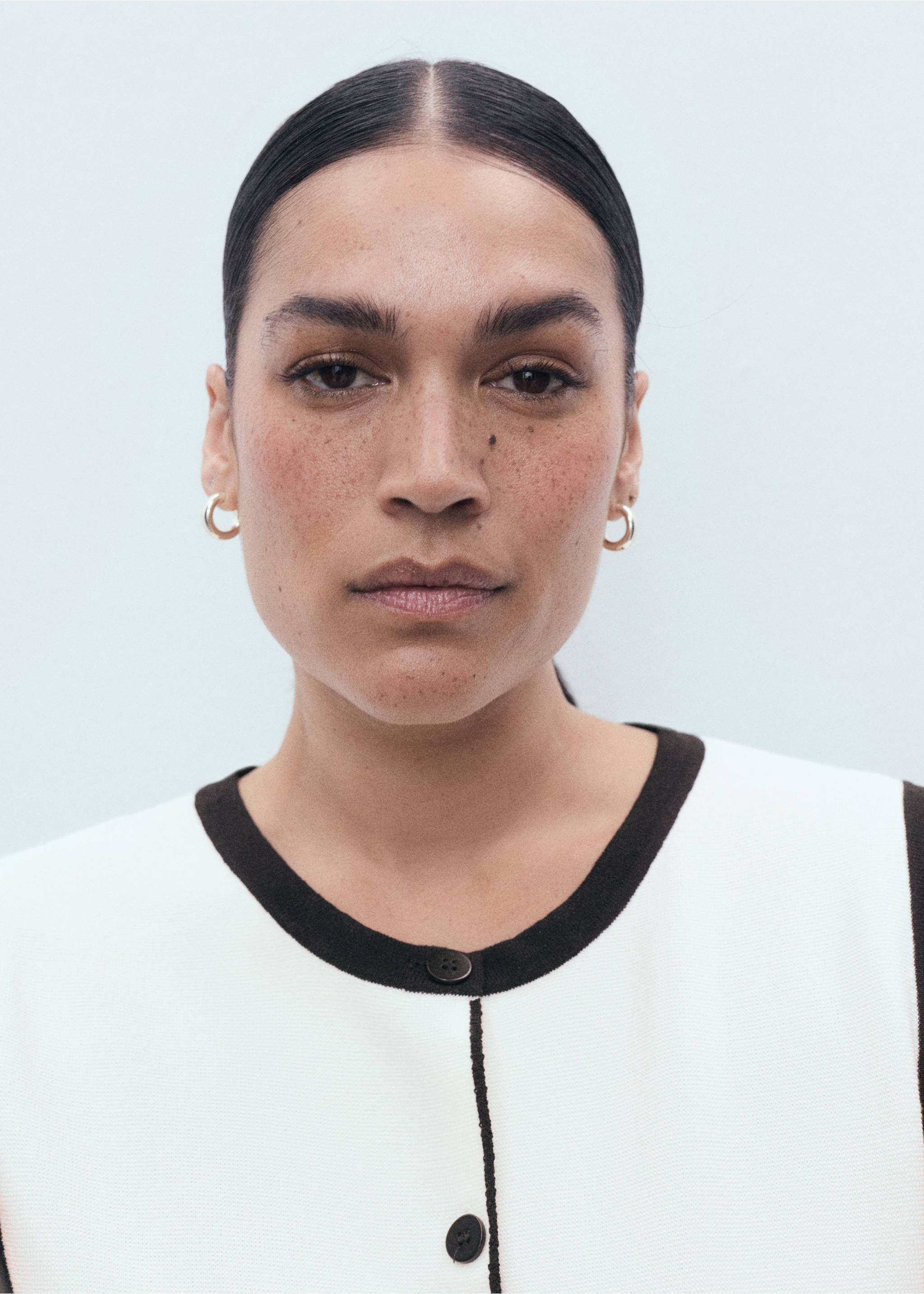 Knitted waistcoat with contrast detail - Details of the article 4, Ecru. Ref: 17044084-00.