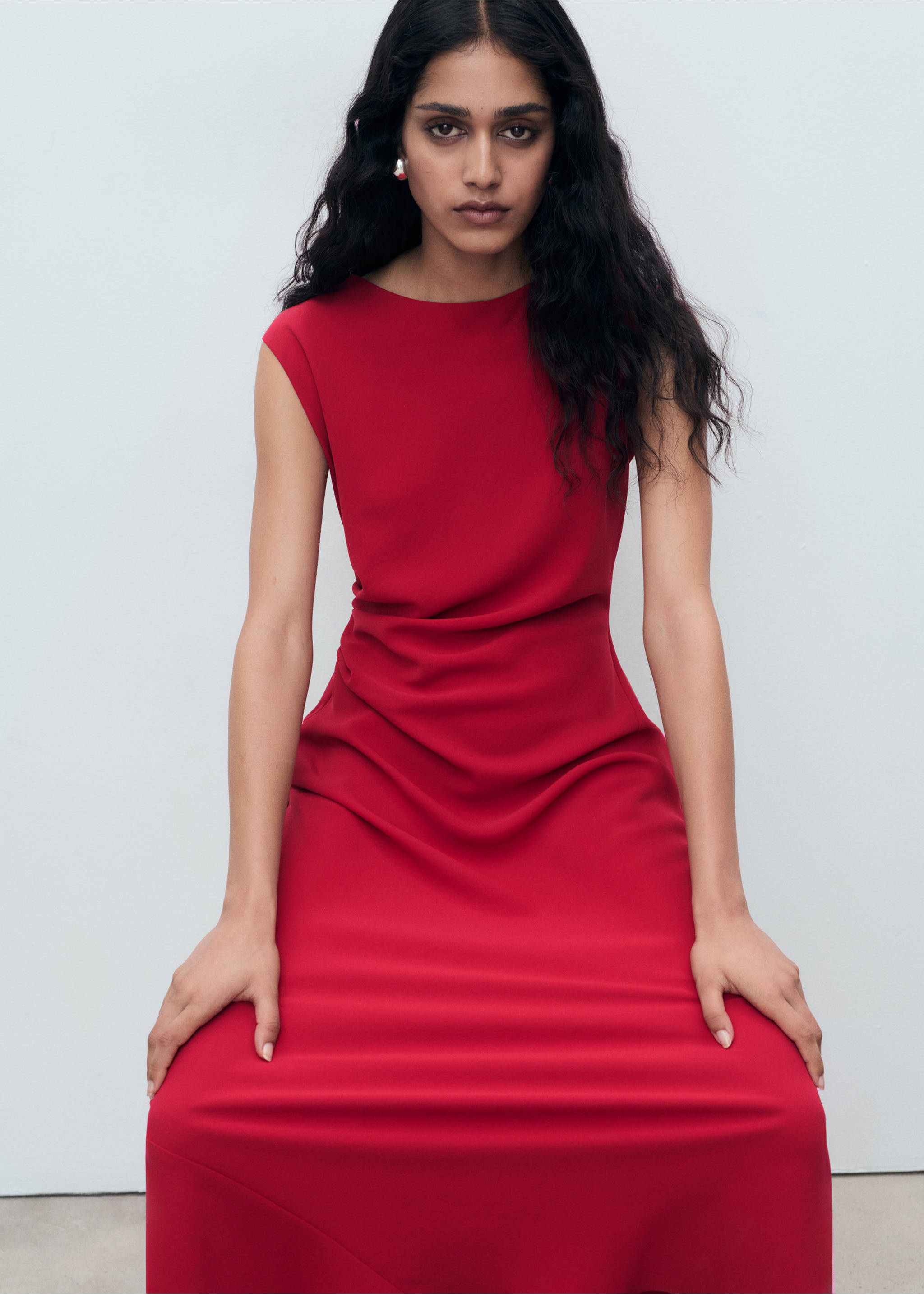 Ruched midi dress - Details of the article 2, Red. Ref: 17044087-00.