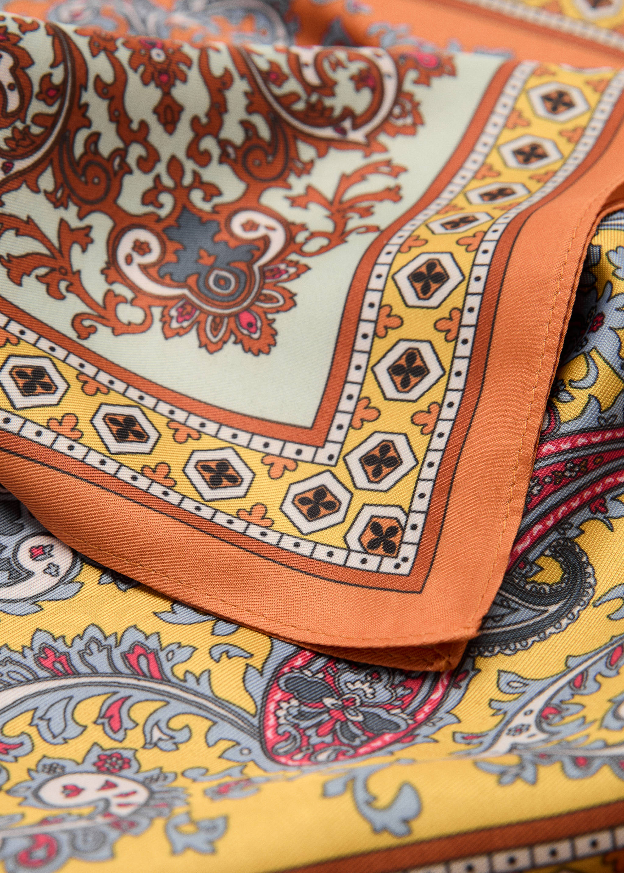 Satijnen sjaaltje met paisleyprint - Middenvlak