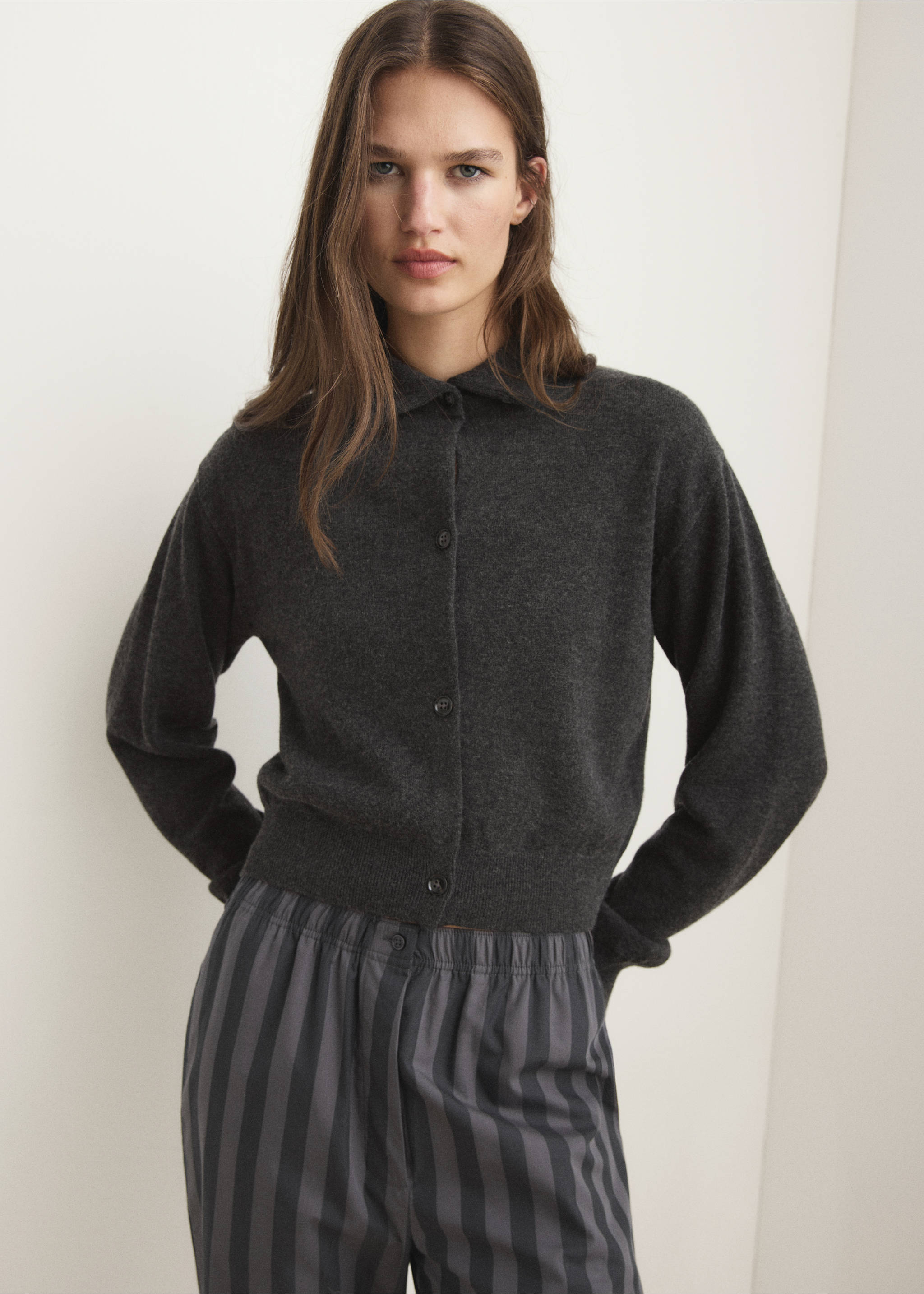 Cropped wool cardigan with buttons - Medium plane, Charcoal. Ref: 17044108-00.