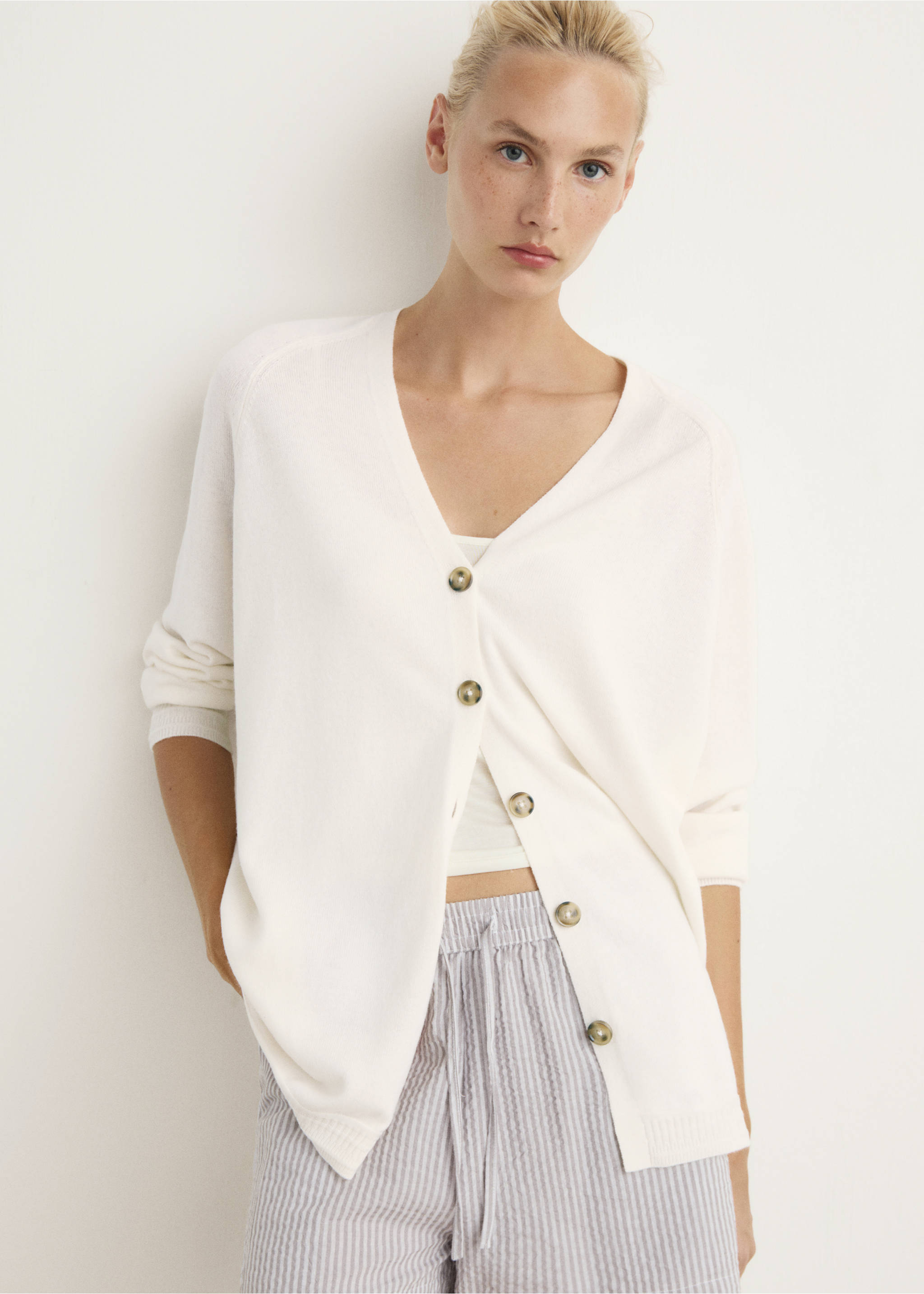Buttoned wool cardigan - Medium plane, Ivory White. Ref: 17044110-00.