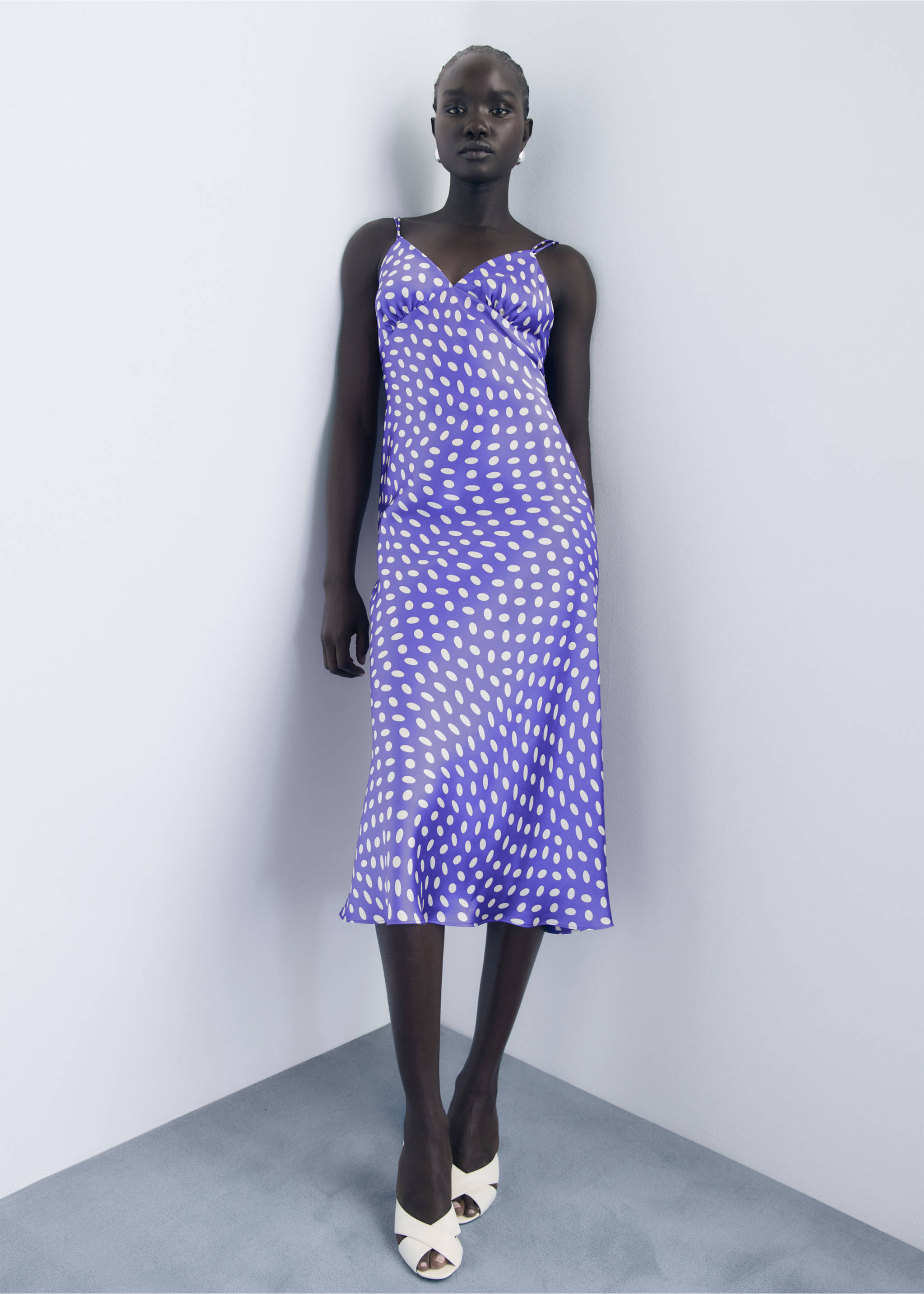 Satiniertes Kleid mit Polka Dots - Allgemeine Ansicht, Blau. Ref: 17044448-00.