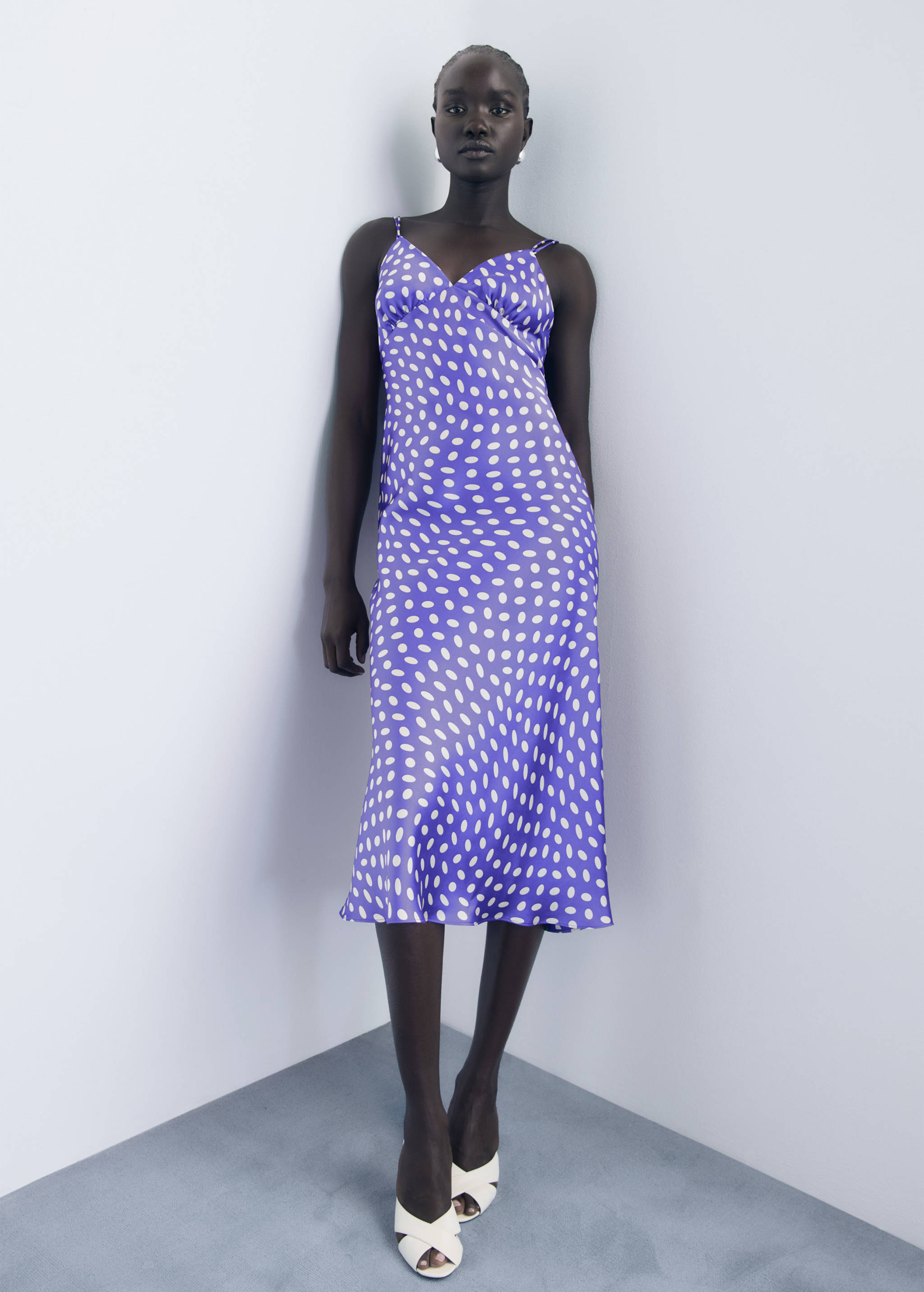 Satiniertes Kleid mit Polka Dots - Allgemeine Ansicht