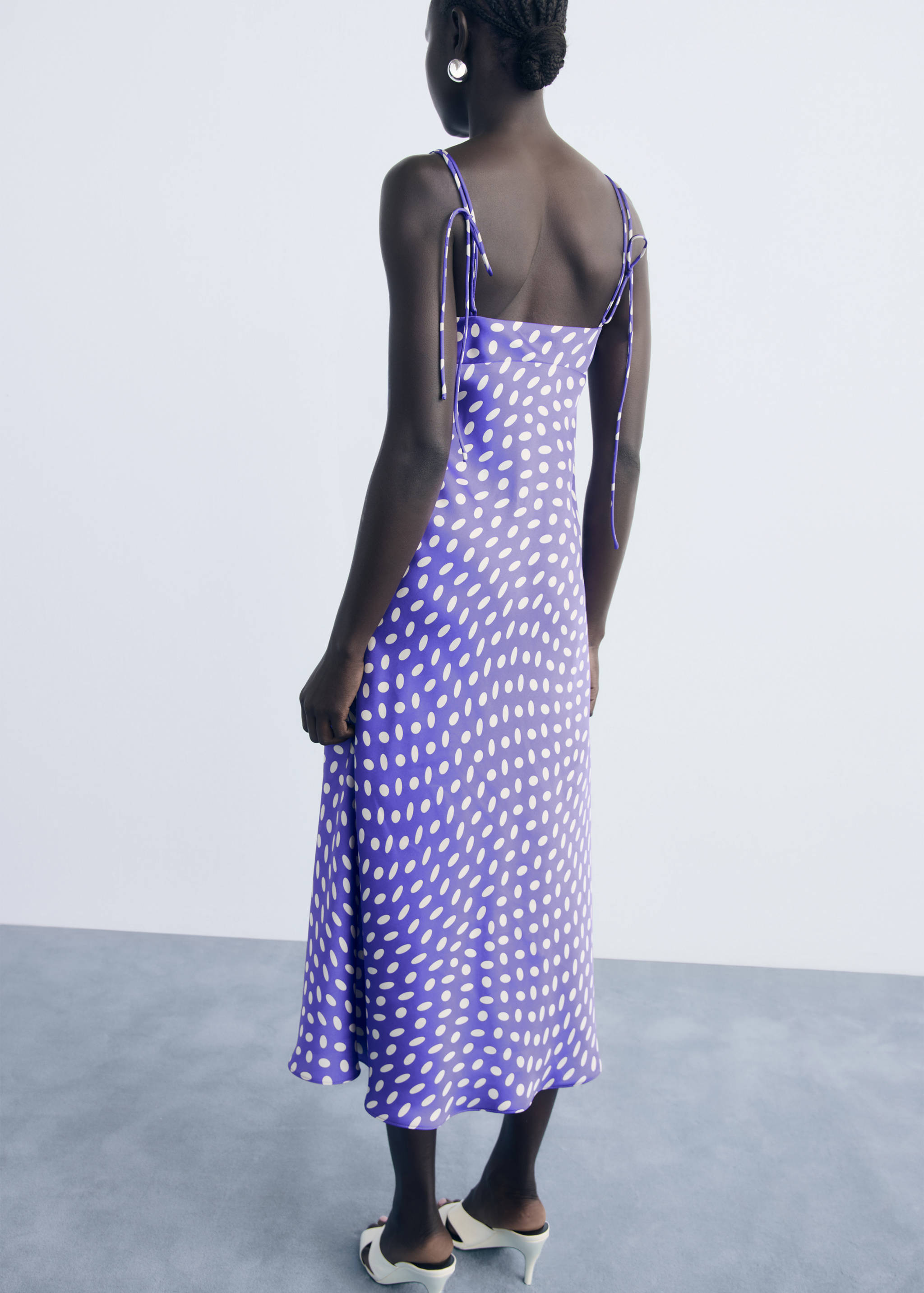 Satiniertes Kleid mit Polka Dots - Rückseite des Artikels