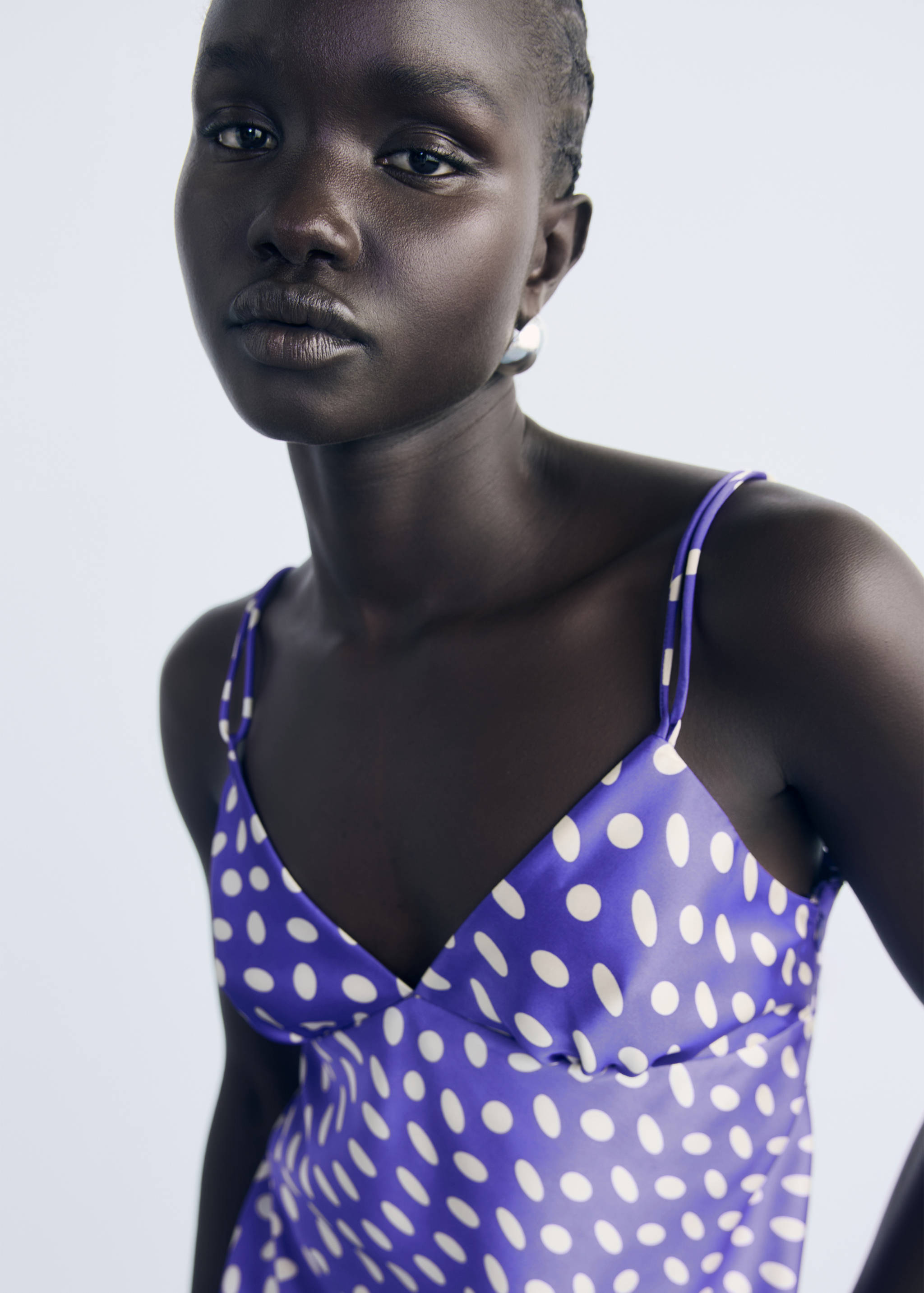 Satiniertes Kleid mit Polka Dots - Detail des Artikels 1