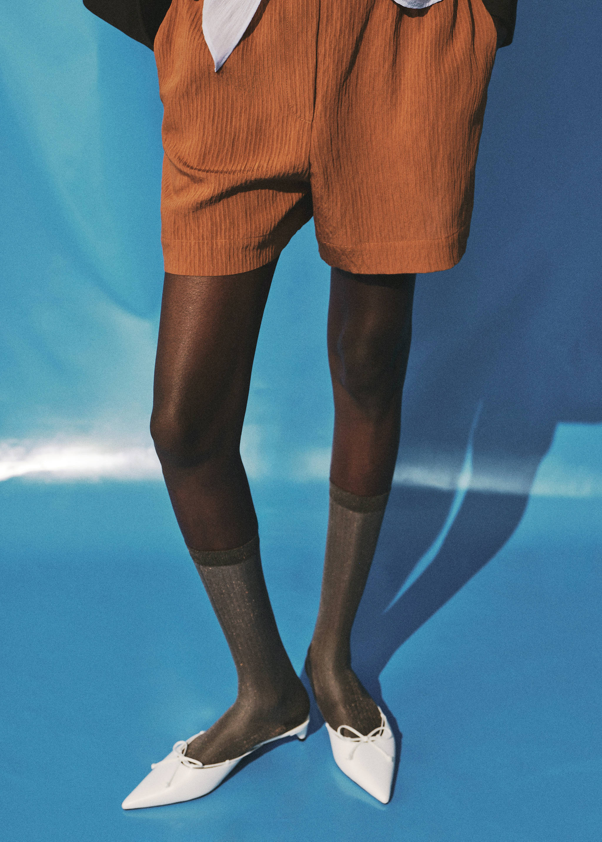 Textured shorts with contrasting trim - Medium plane