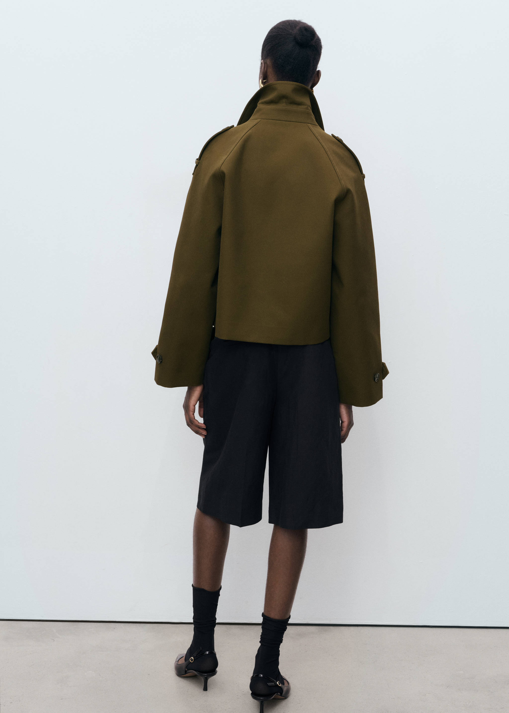 Oversized short double-breasted trench coat - Reverse of the article