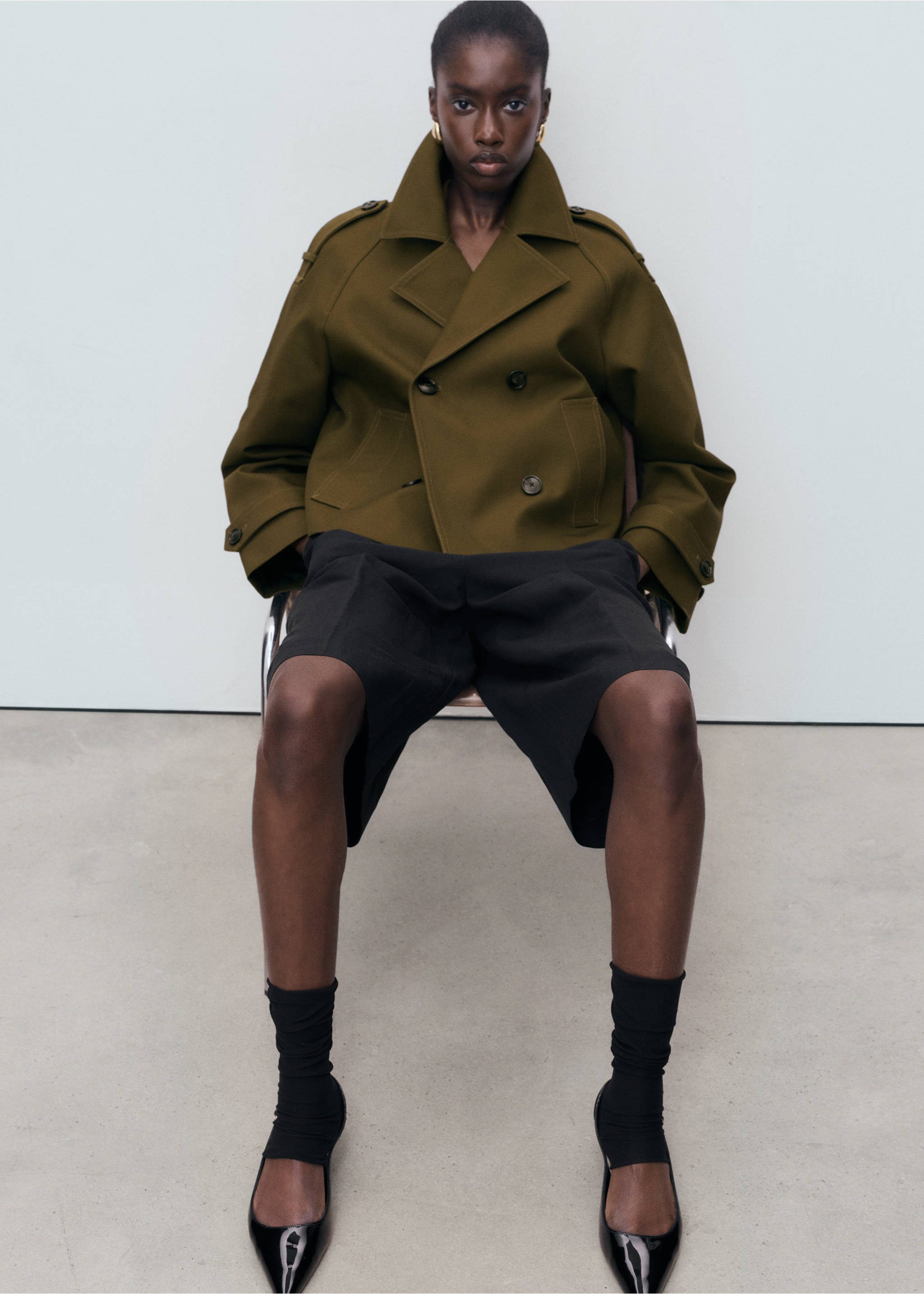 Oversized short double-breasted trench coat - Details of the article 2, Khaki. Ref: 17045161-00.