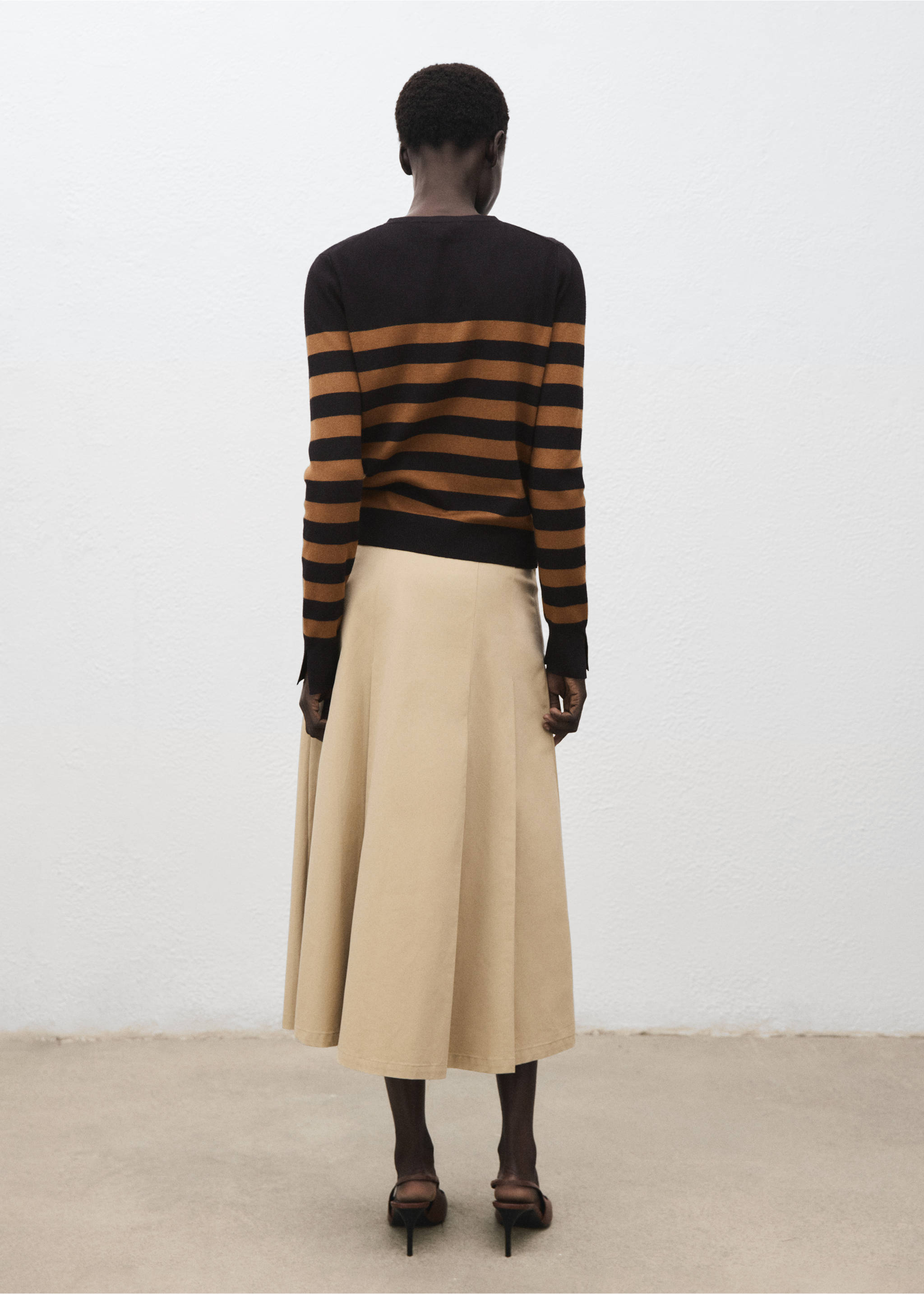 Cardigan with cuff opening - Reverse of the article, Tobacco Brown. Ref: 17045809-00.